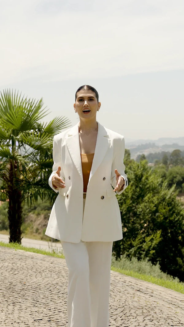 Eliza da EELLA CONCEPT em pose de elegância, thumbnail do episódio 21 de The Bag Affair sobre postura e luxo.