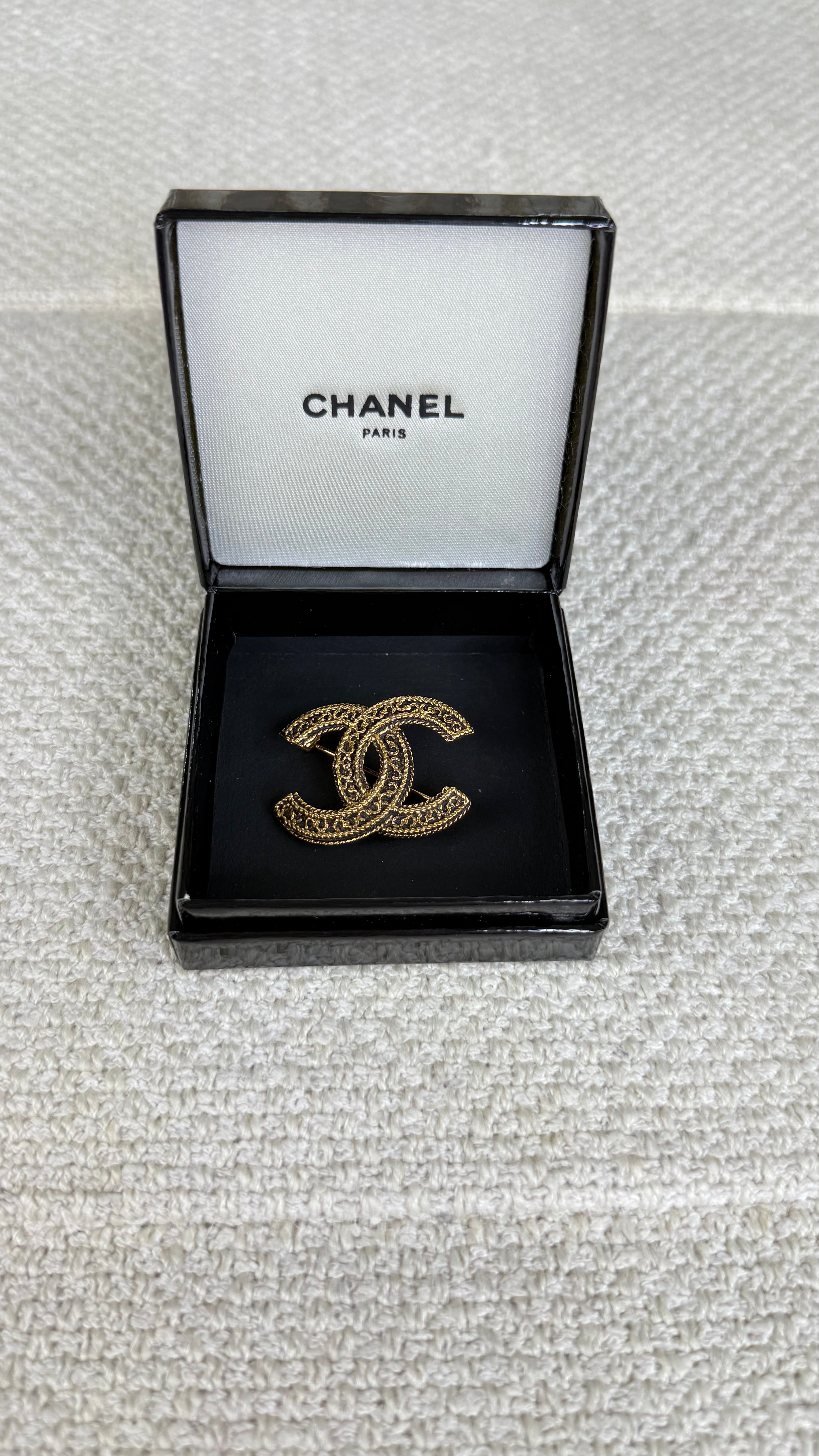 Chanel CC Broche