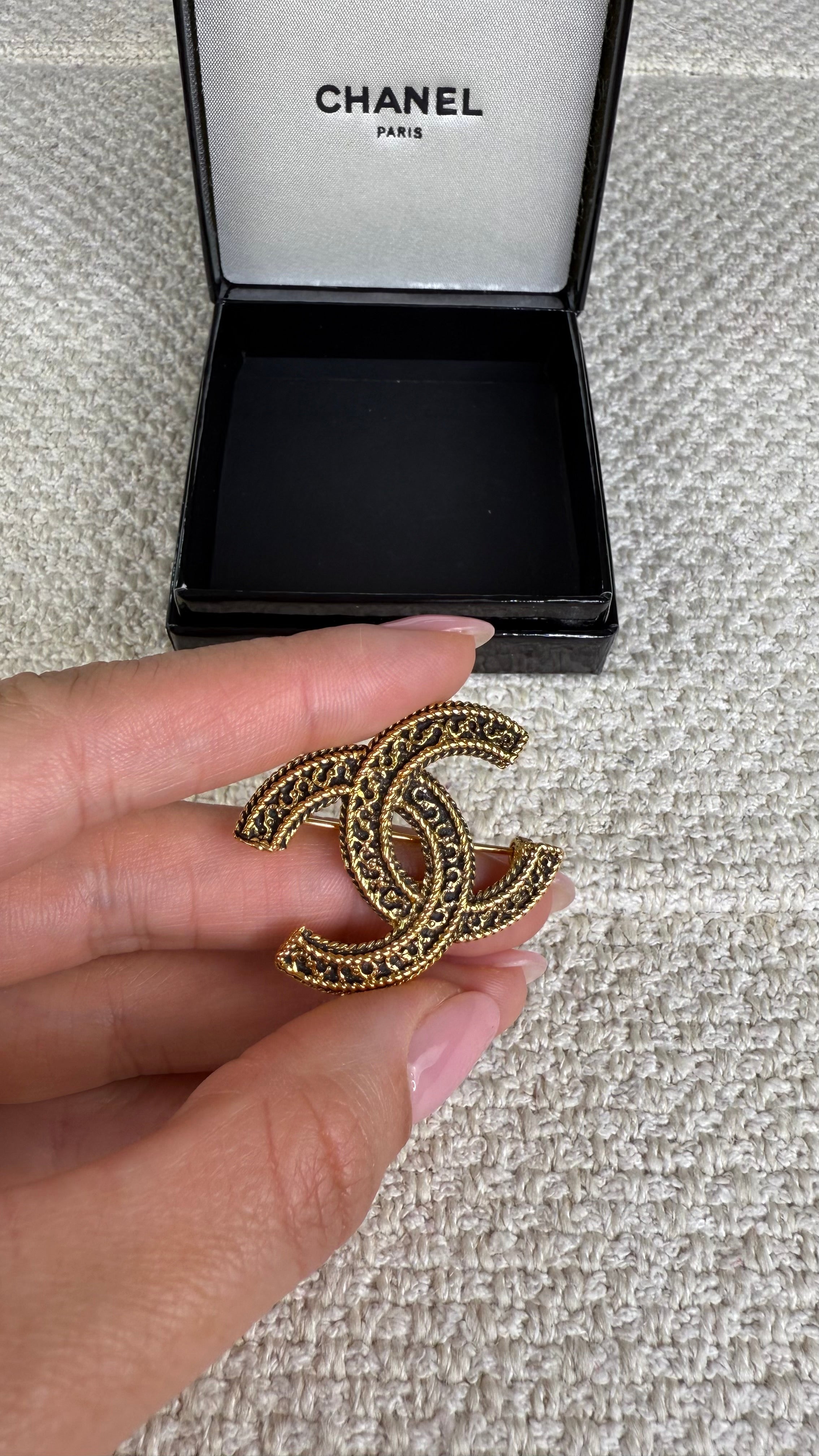 Chanel CC Broche