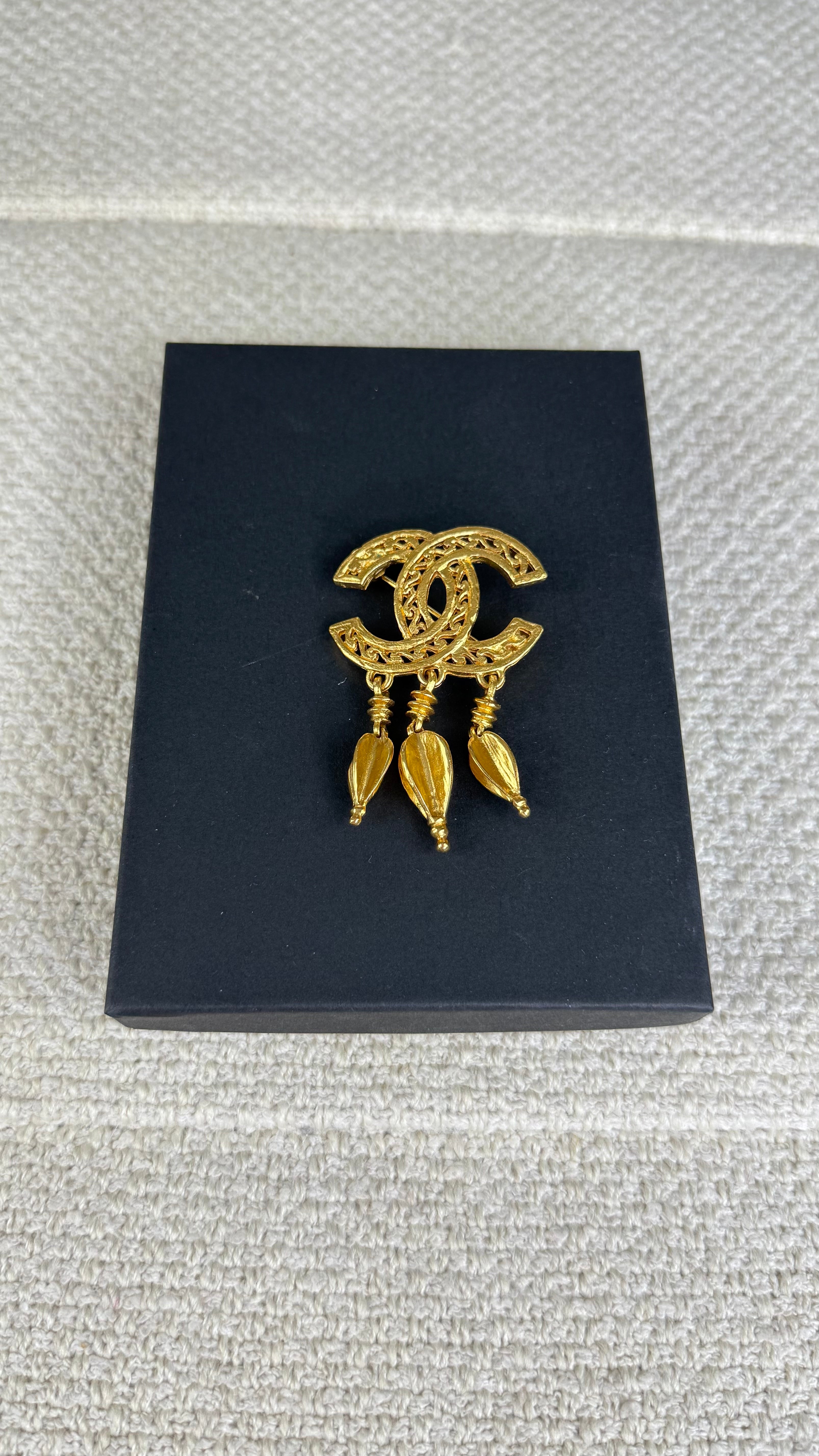 Chanel CC Broche