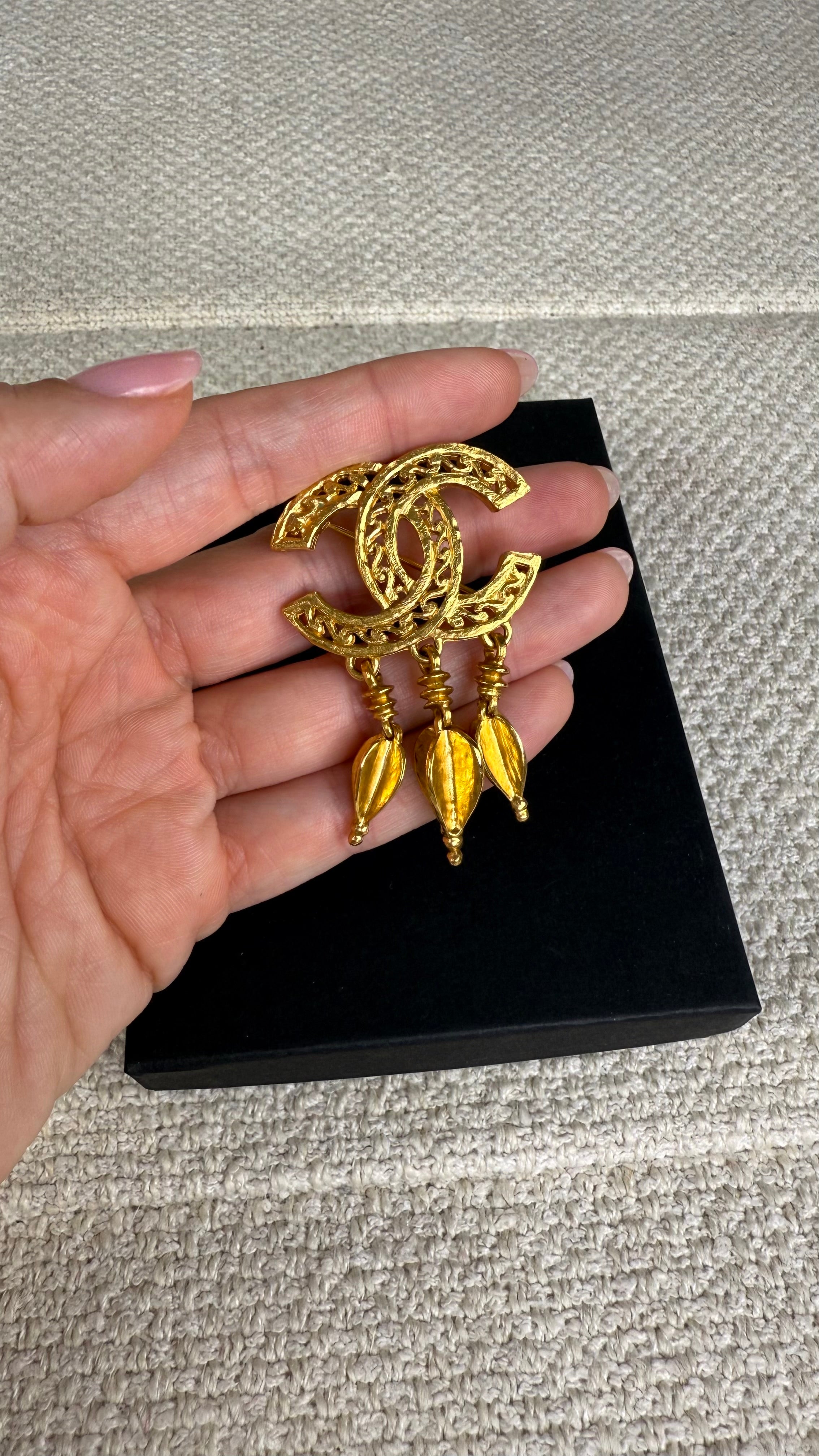 Chanel CC Broche
