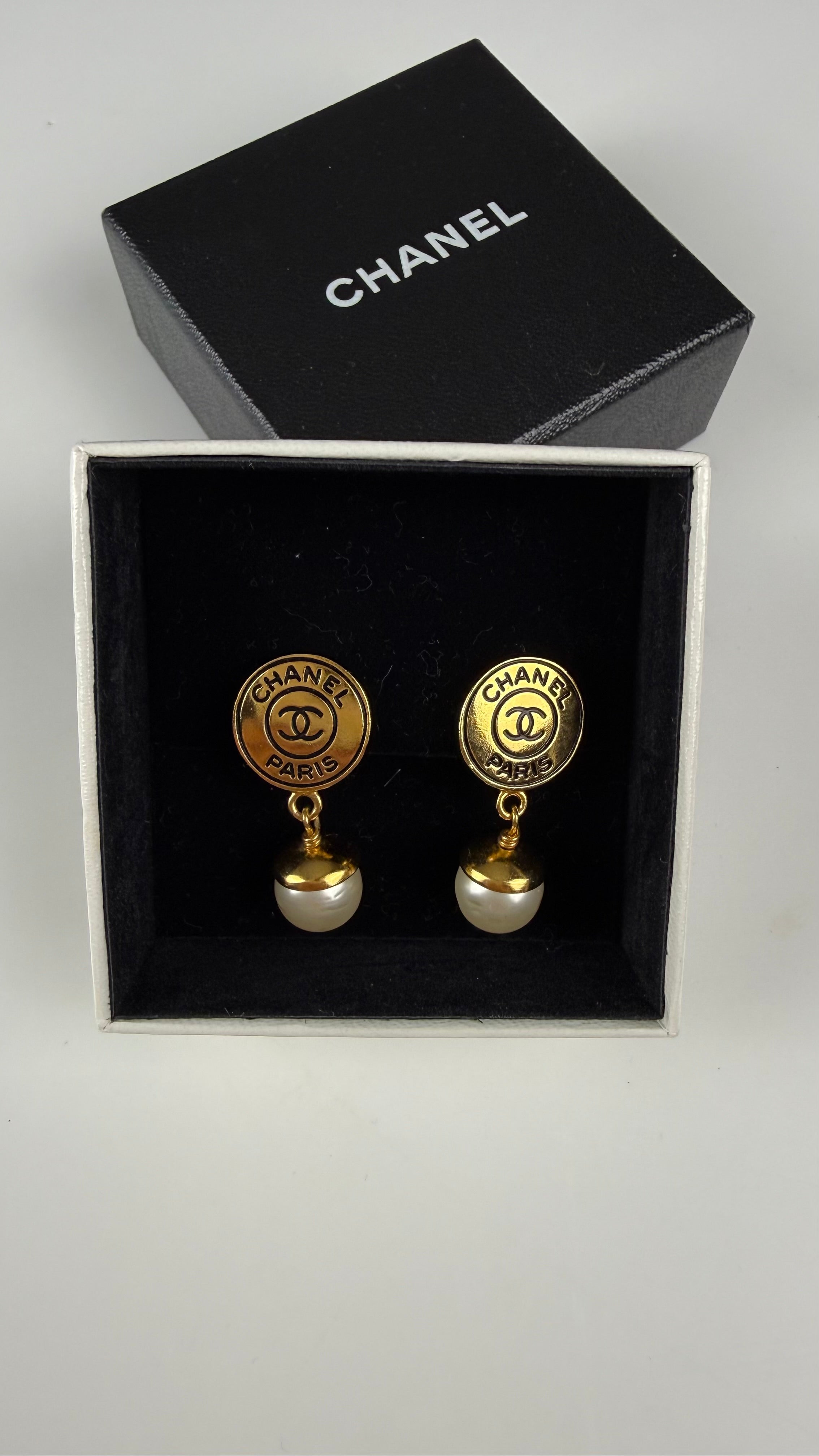 Brincos Chanel Paris Pérola