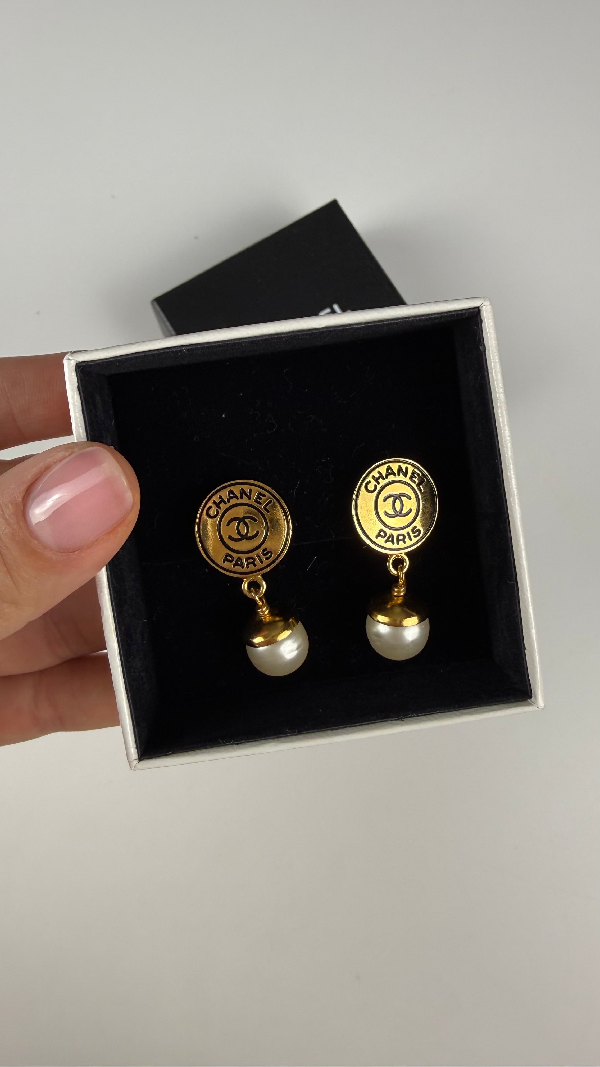 Brincos Chanel Paris Pérola