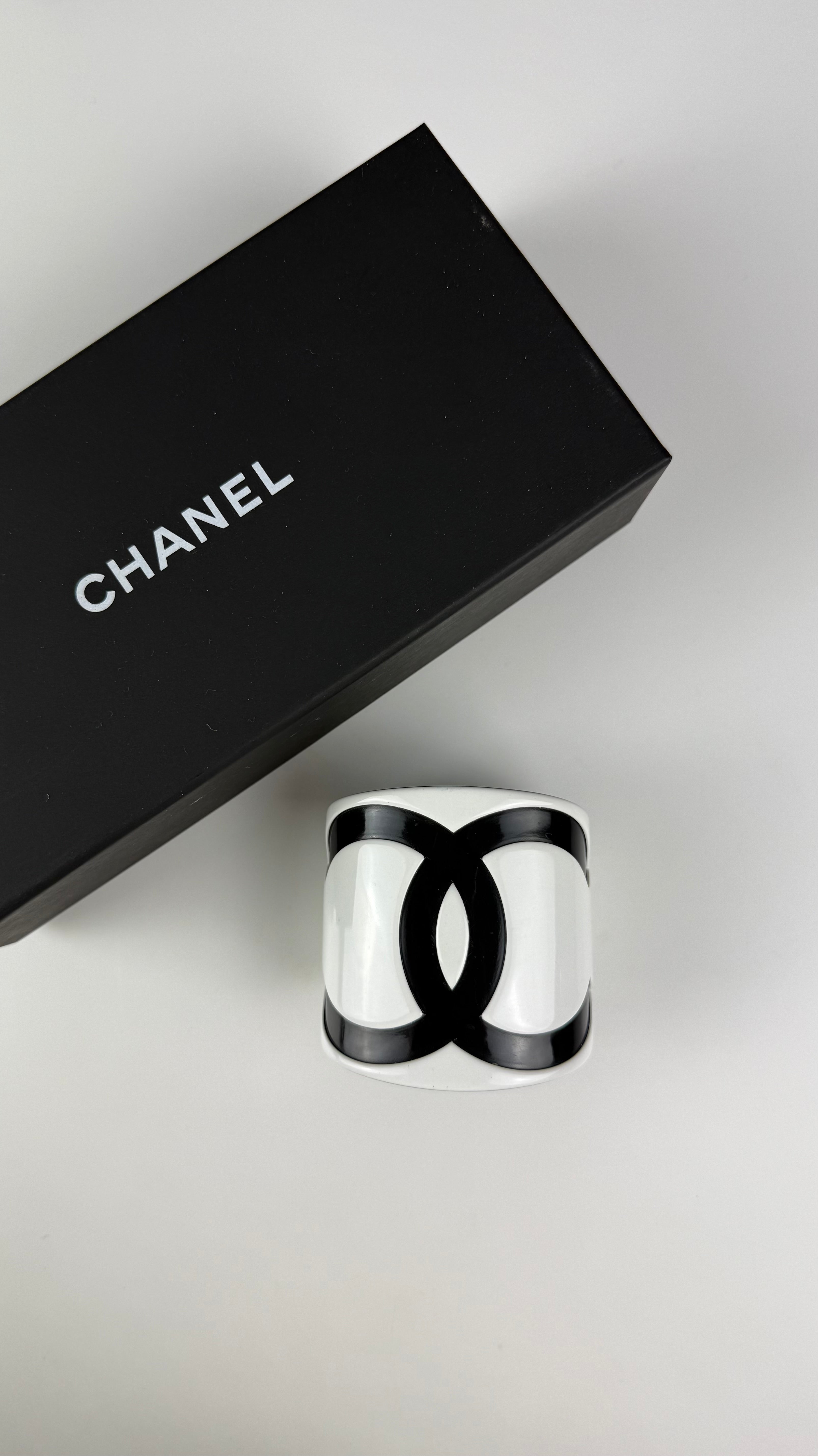 Chanel Wide Cuff Branco & Preto CC Pulseira