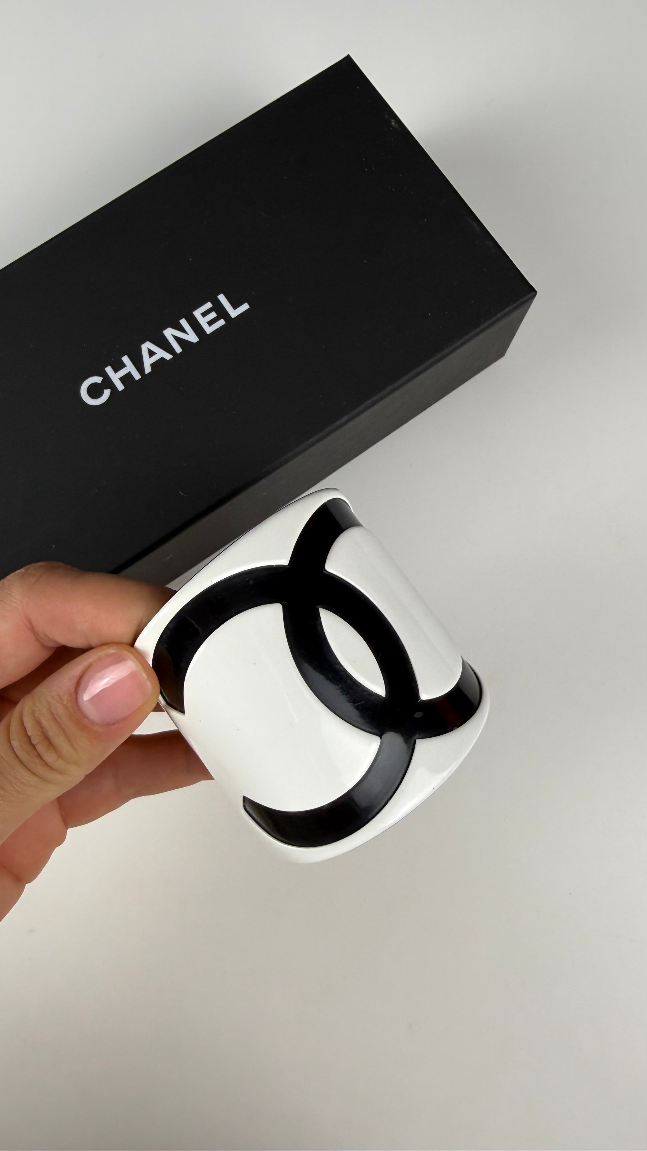 Chanel Wide Cuff Branco & Preto CC Pulseira