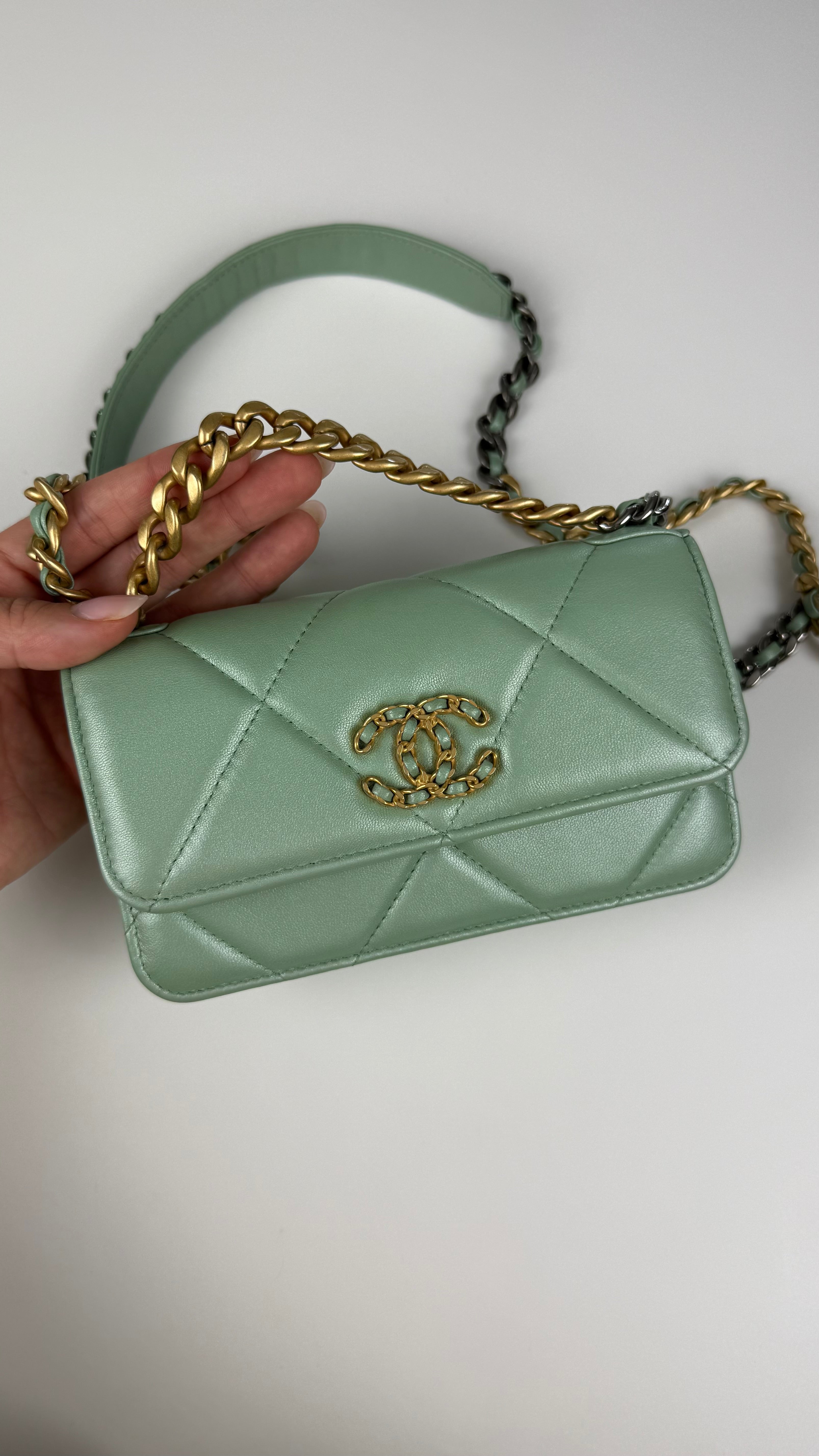 Chanel 19 WOC