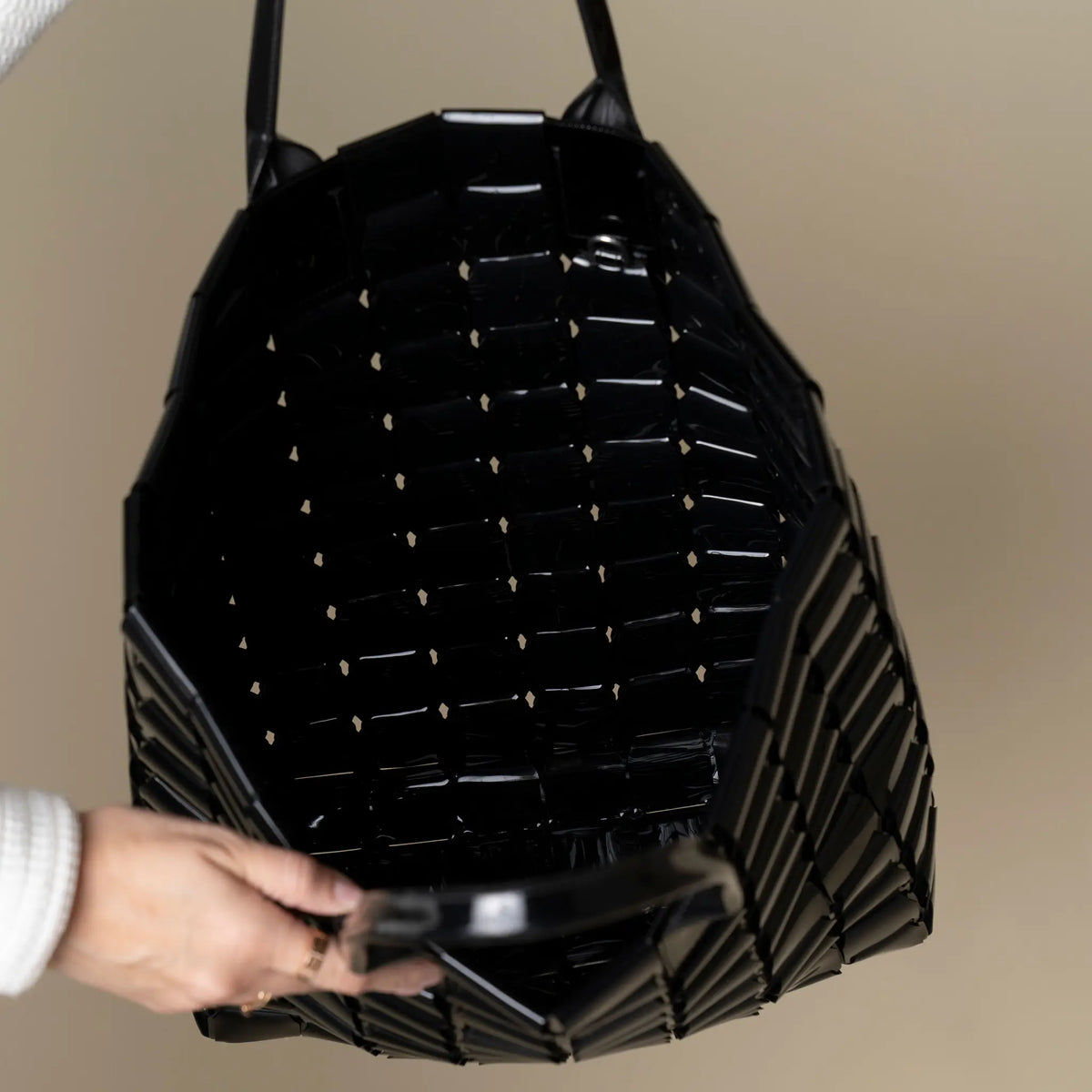 Bottega Veneta Fall 2019 Runway Maxi Intrecciato Tote Bag — Side Profile