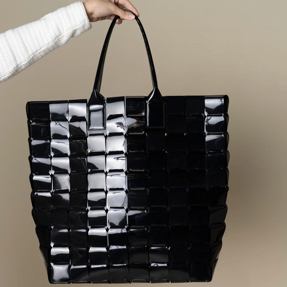 Bottega Veneta Fall 2019 Runway Maxi Intrecciato Tote Bag — Close-up Detail