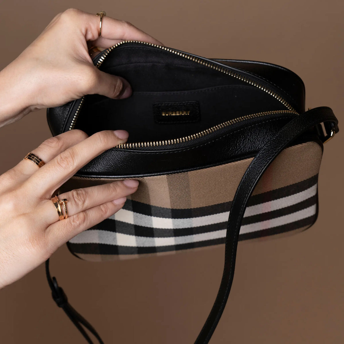 Burberry House Check Macken Small — Close-up Detail
