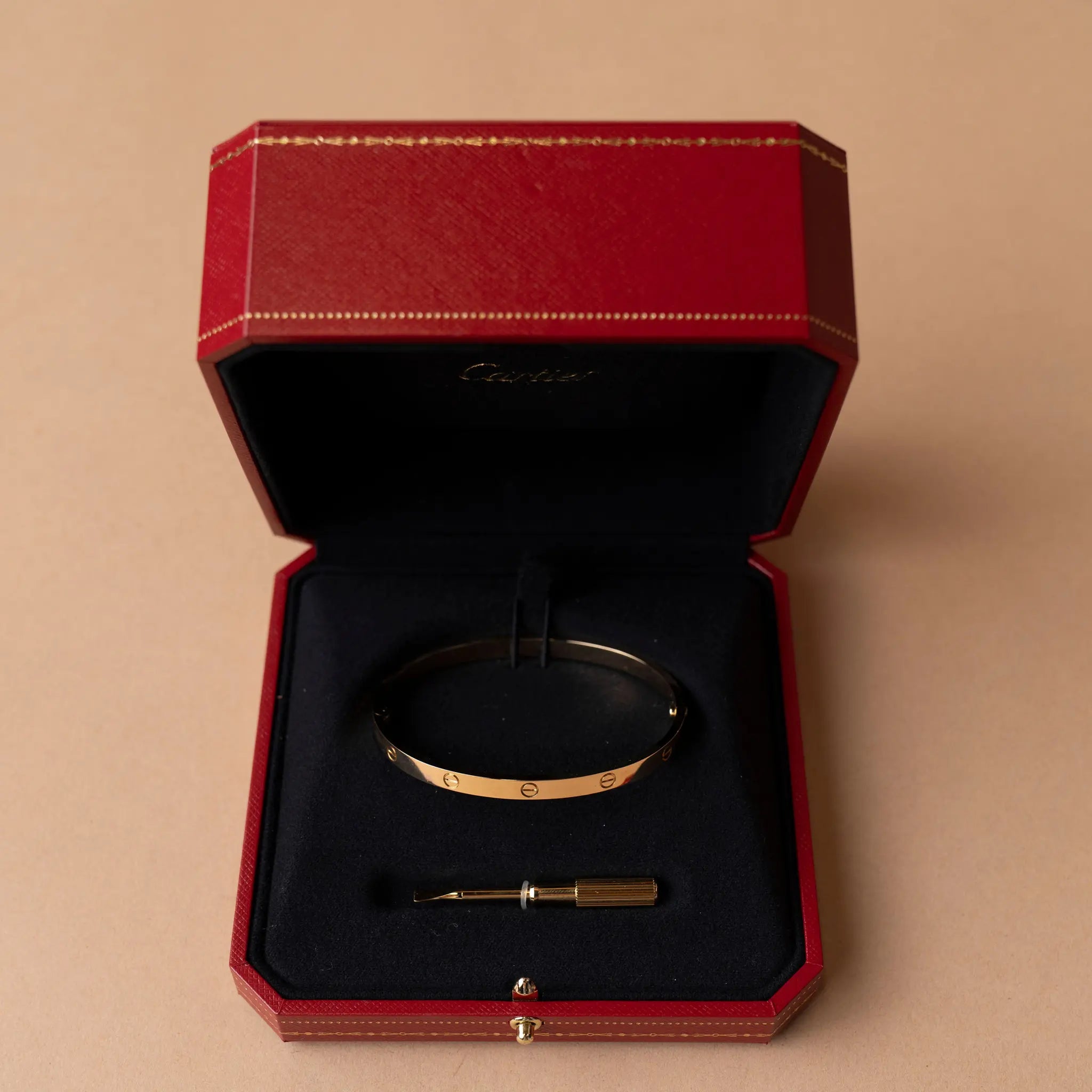 Cartier Pulseira Love Modelo Médio — Front View