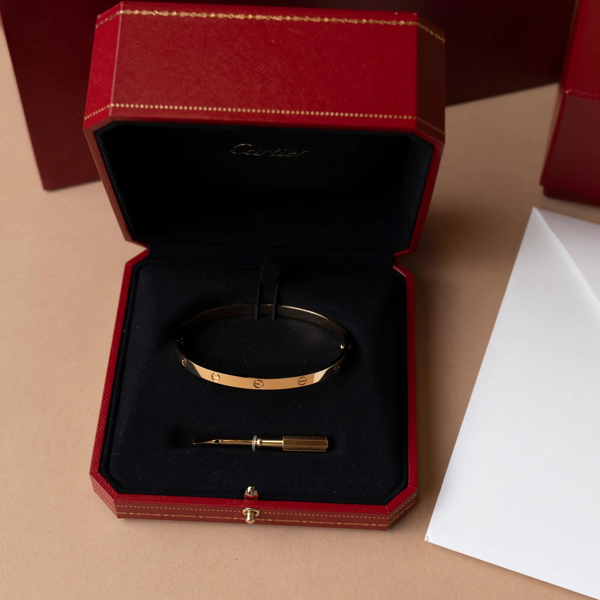 Cartier Pulseira Love Modelo Médio — Side Profile