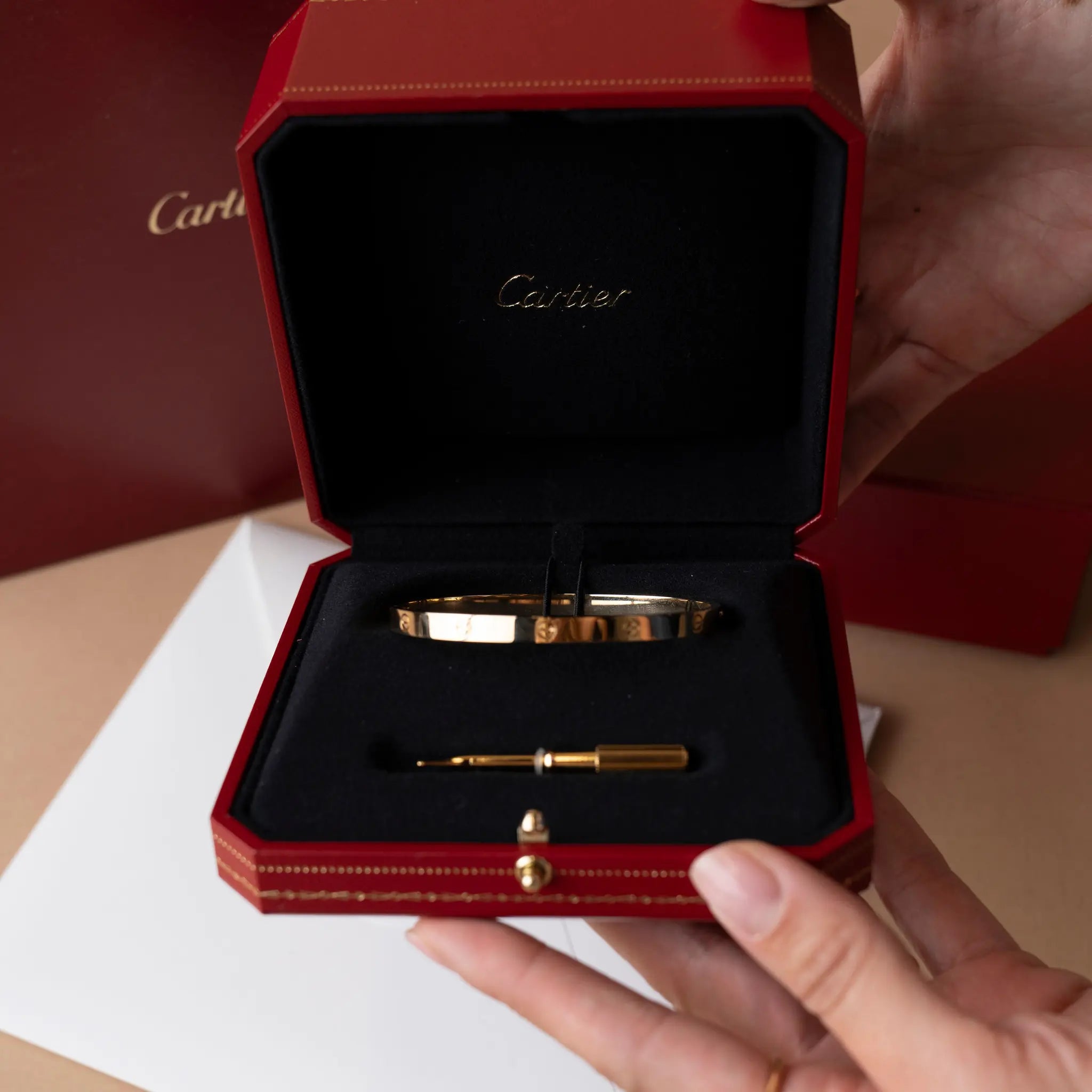 Cartier Pulseira Love Modelo Médio — Detail View