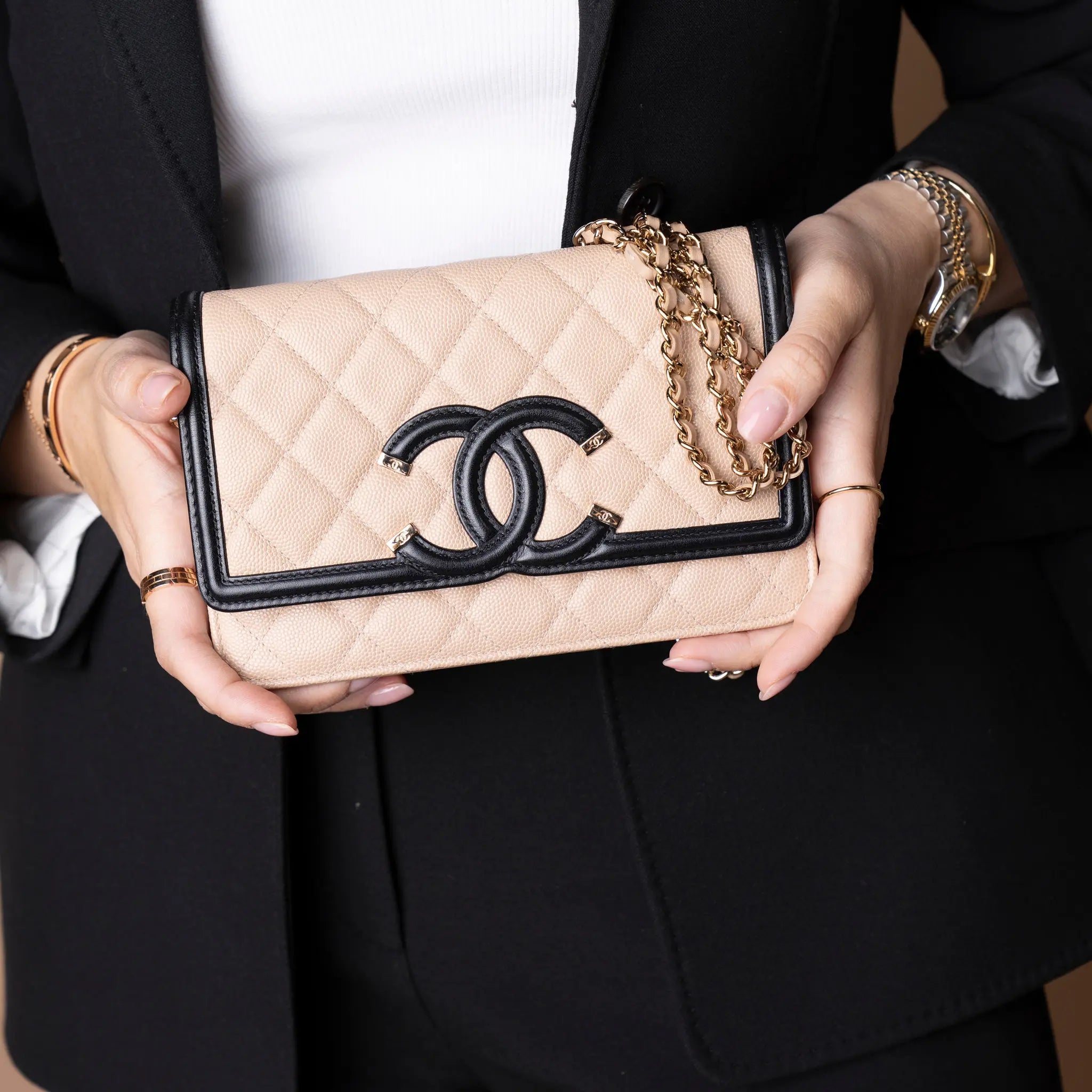 Chanel Caviar CC Filigree Wallet On Chain — Detail View