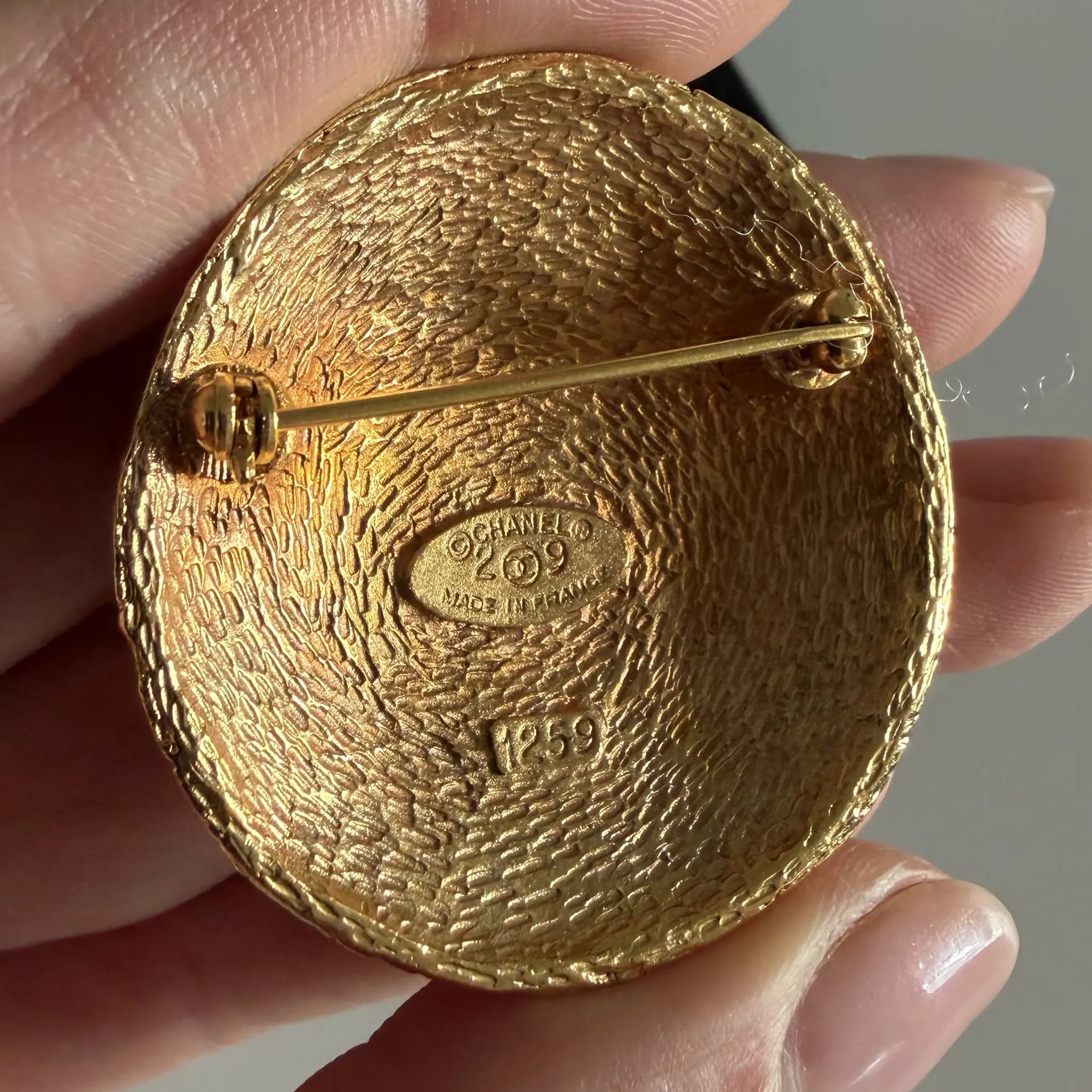 Chanel CC Gold Plated Woven Round Brooch — Interior Detail