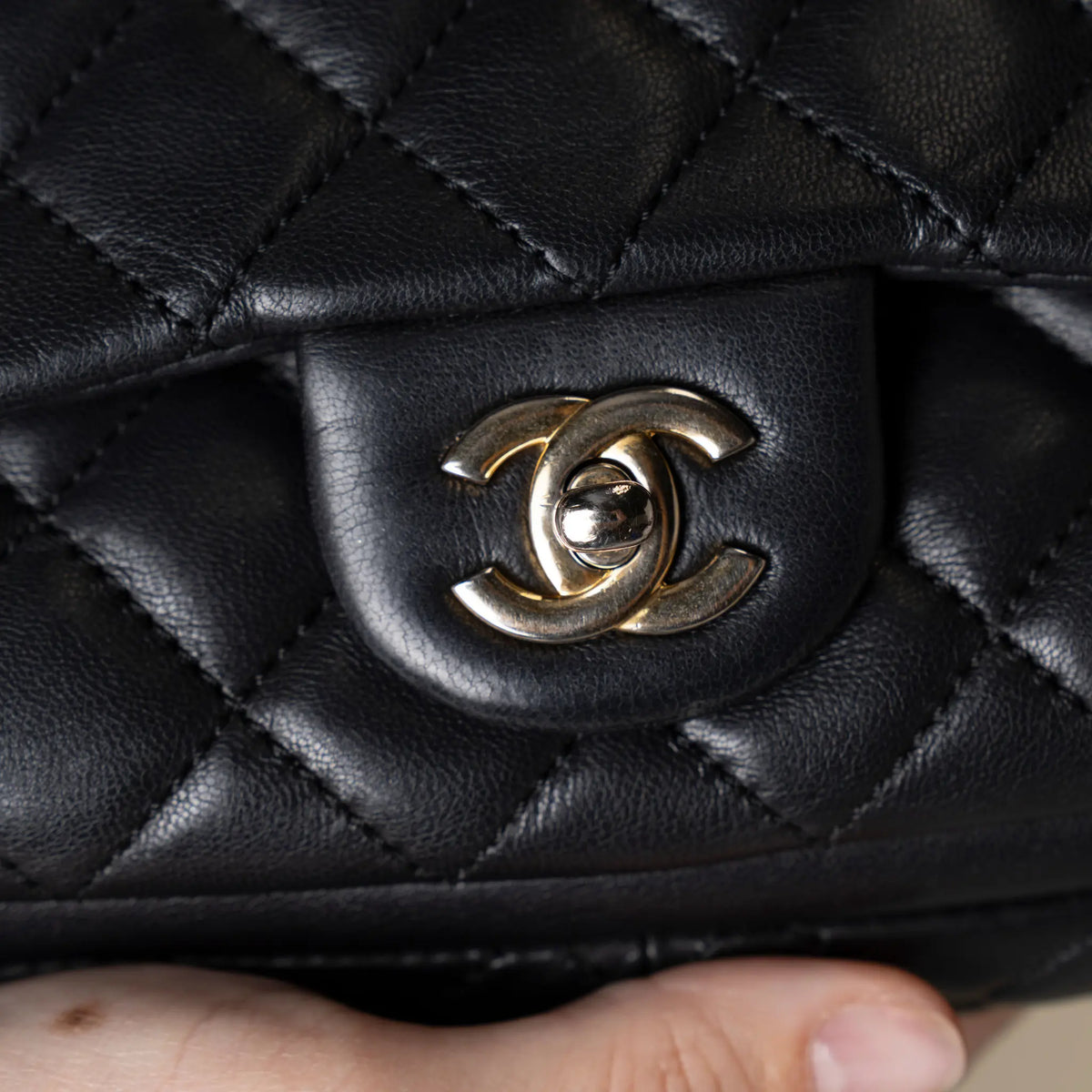 Chanel Classic Flap com bolso — Side Profile
