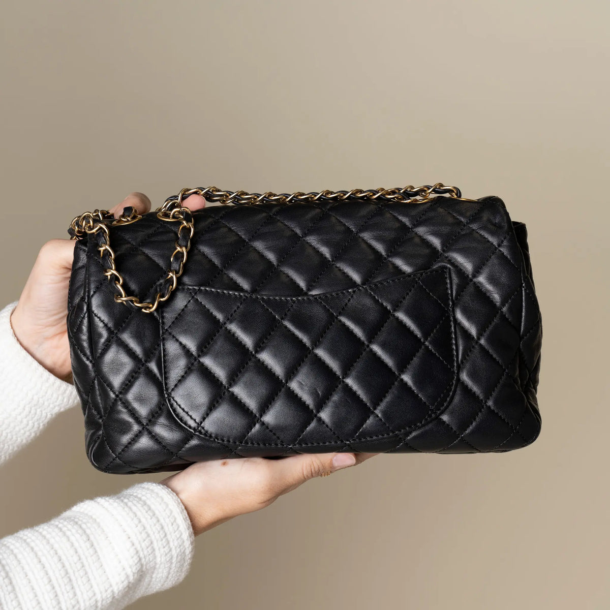 Chanel Classic Flap com bolso — Close-up Detail