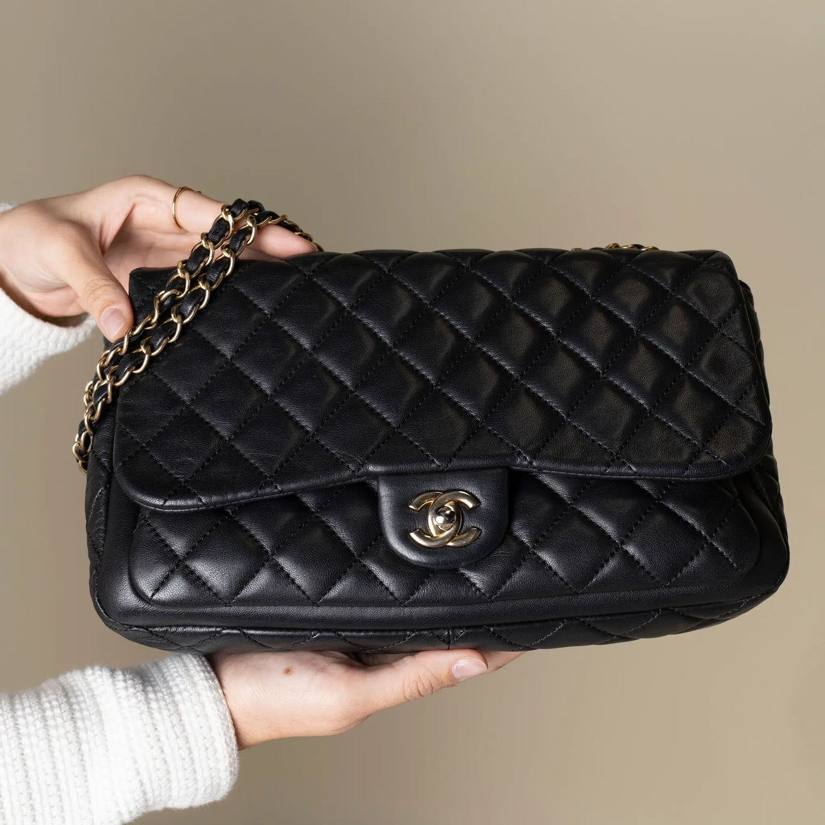 Chanel Classic Flap com bolso — Detail View