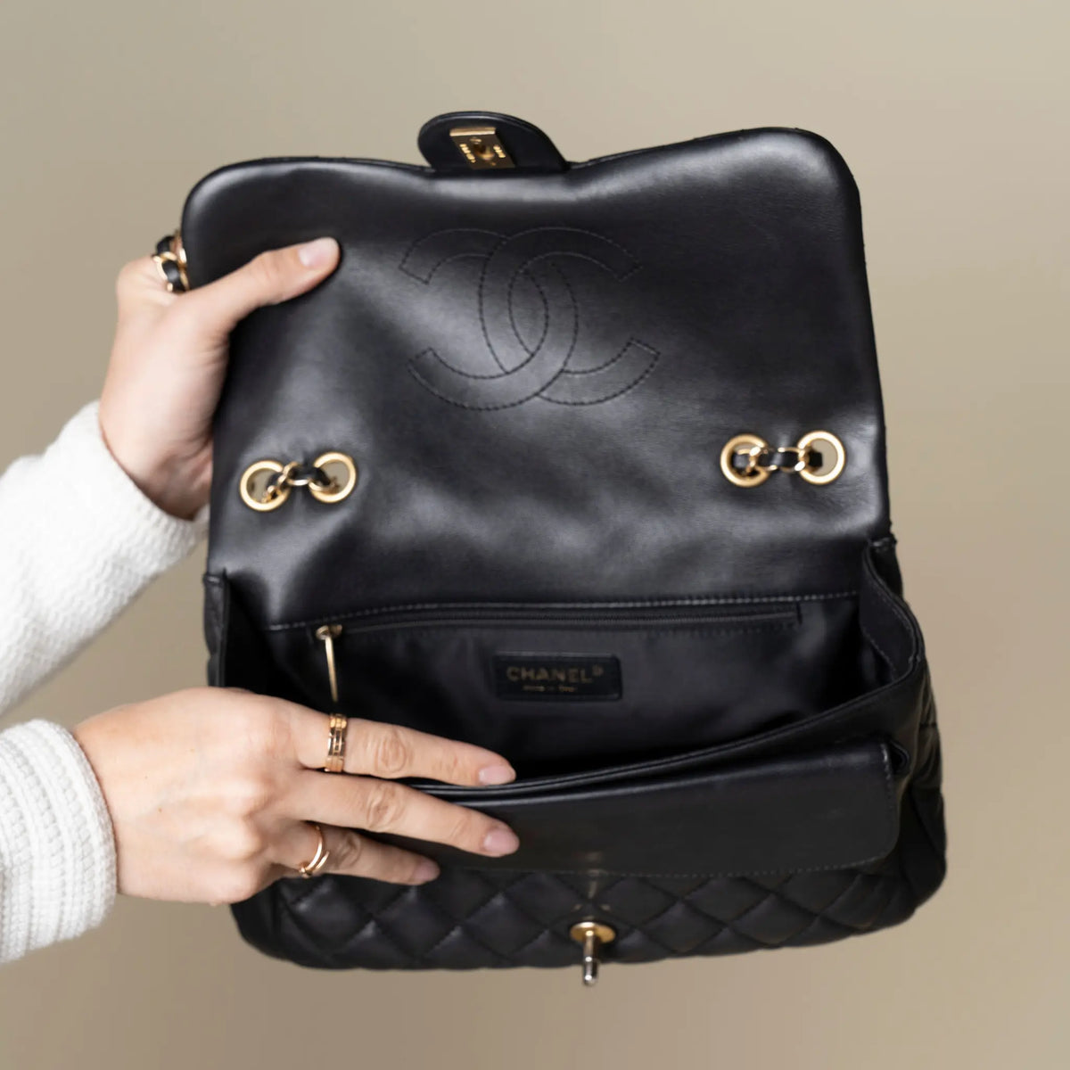 Chanel Classic Flap com bolso — Detail View