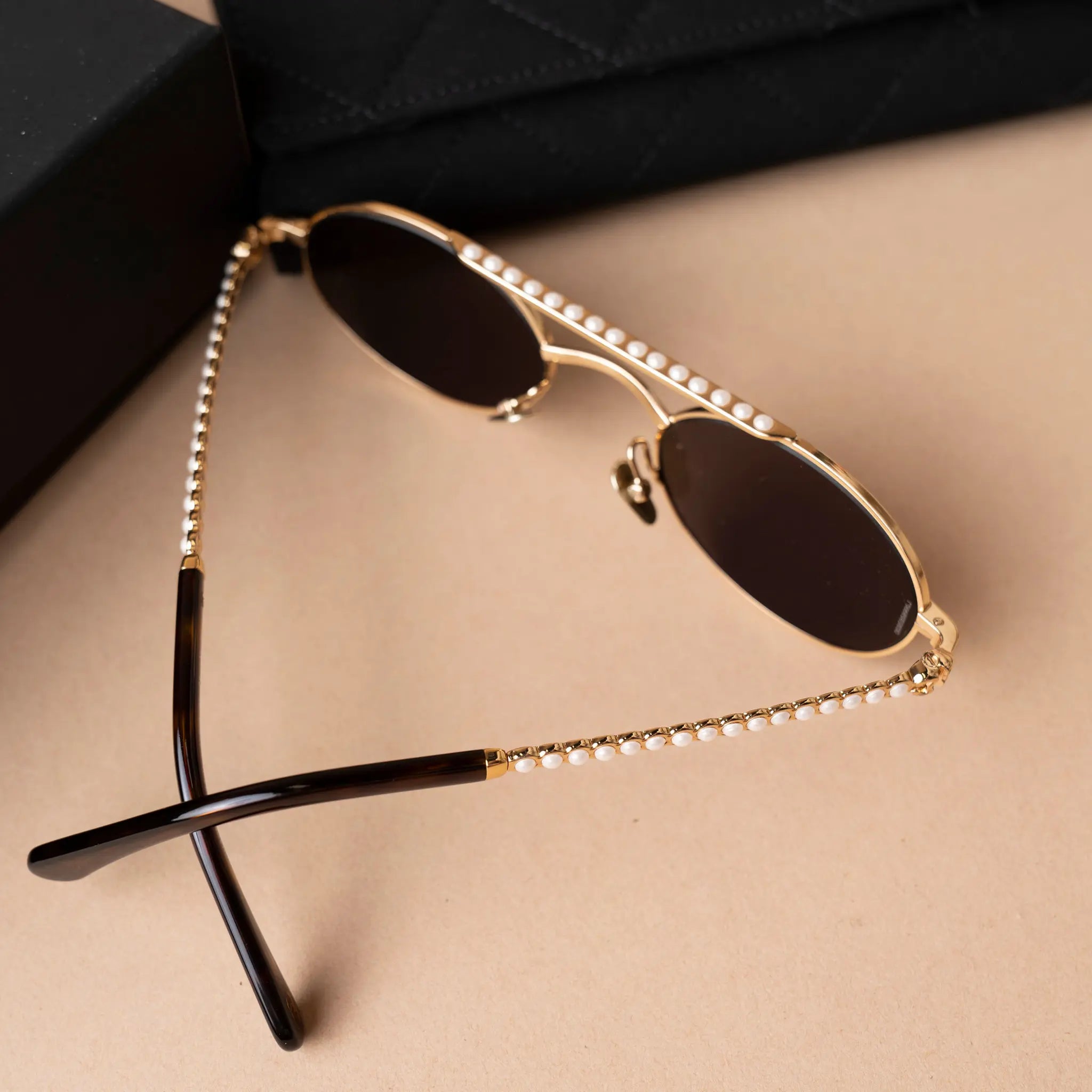 Chanel Óculos de sol oval — Close-up Detail