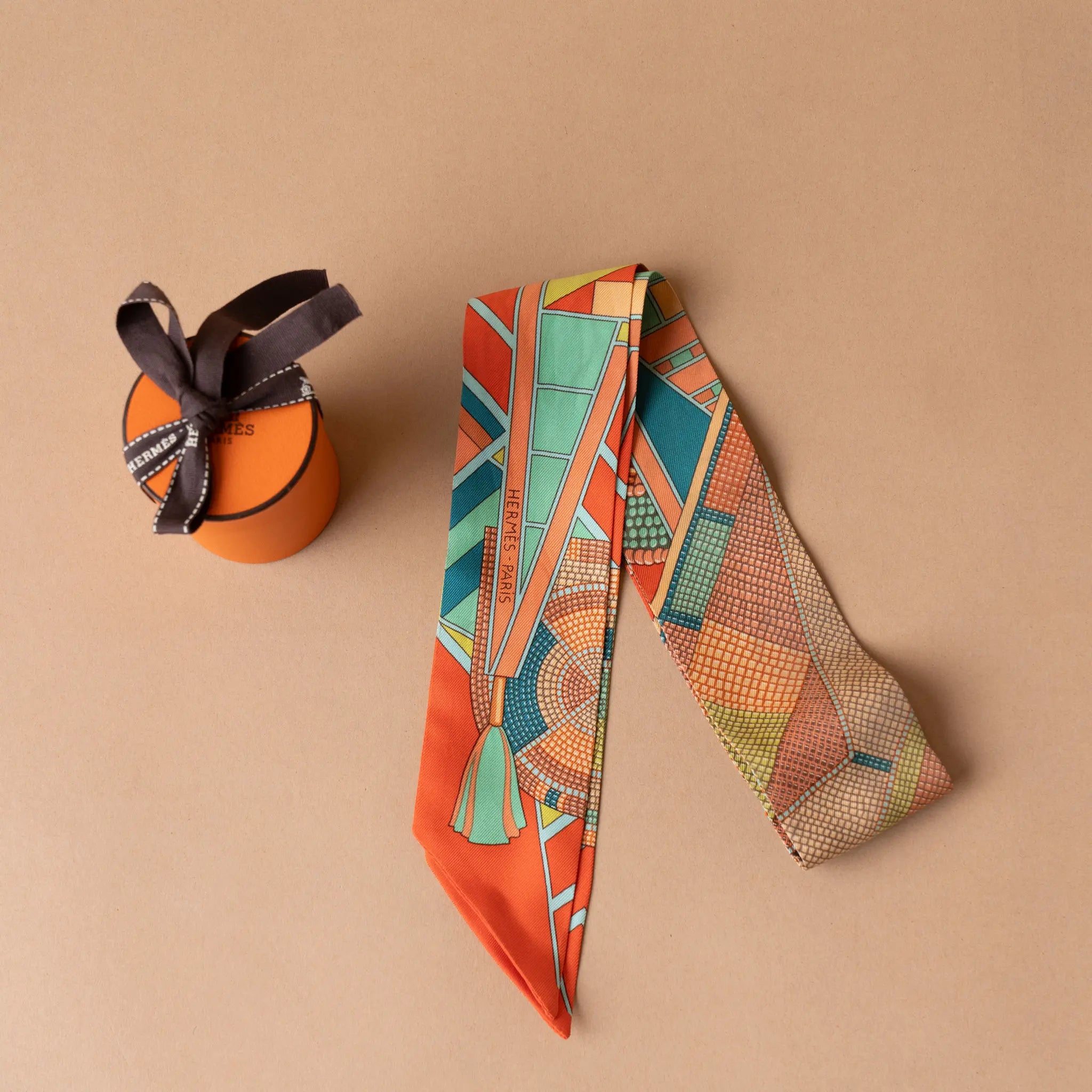 Hermès L Art Indien Des Plaines Silk Twilly Scarf — Front View