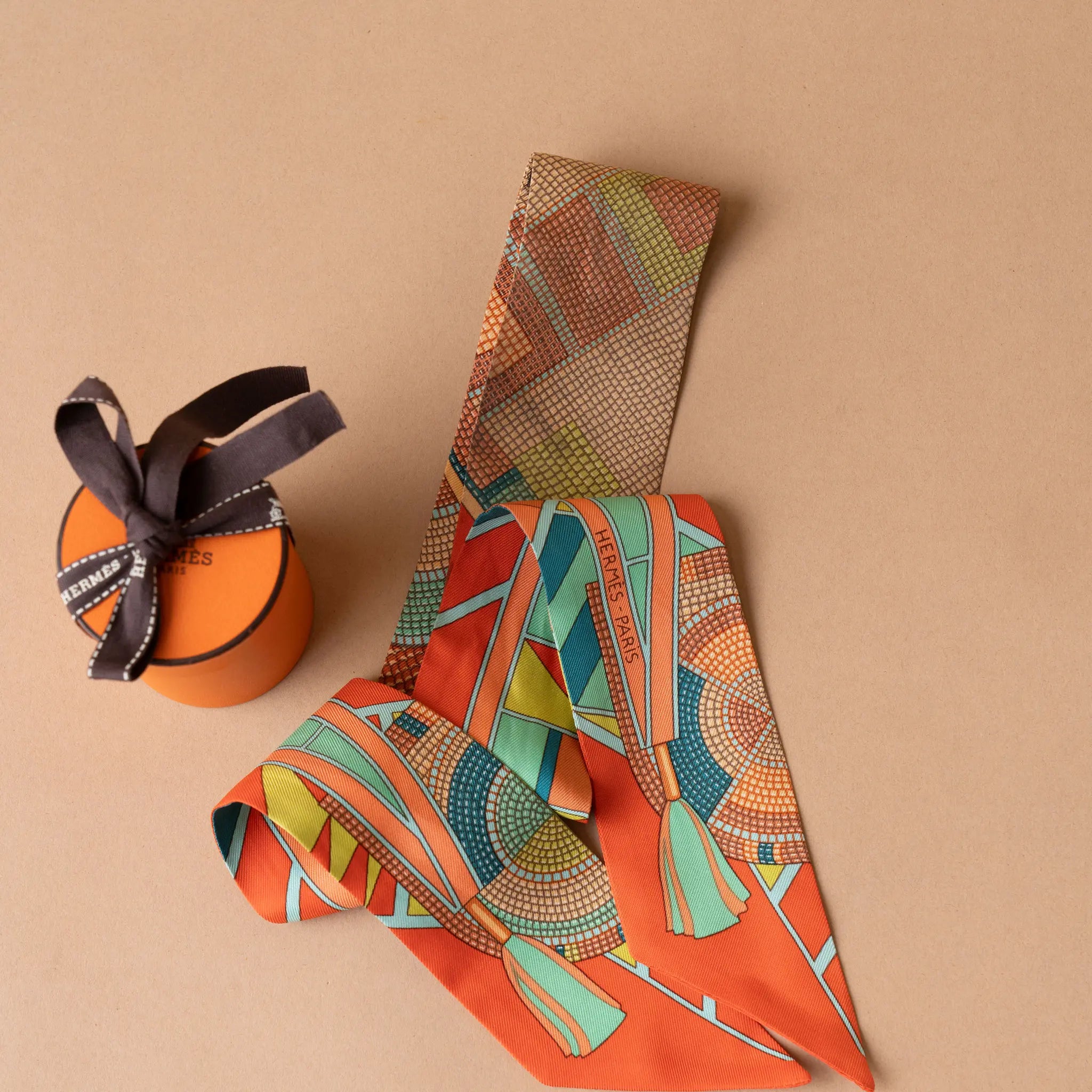 Hermès L Art Indien Des Plaines Silk Twilly Scarf — Back View