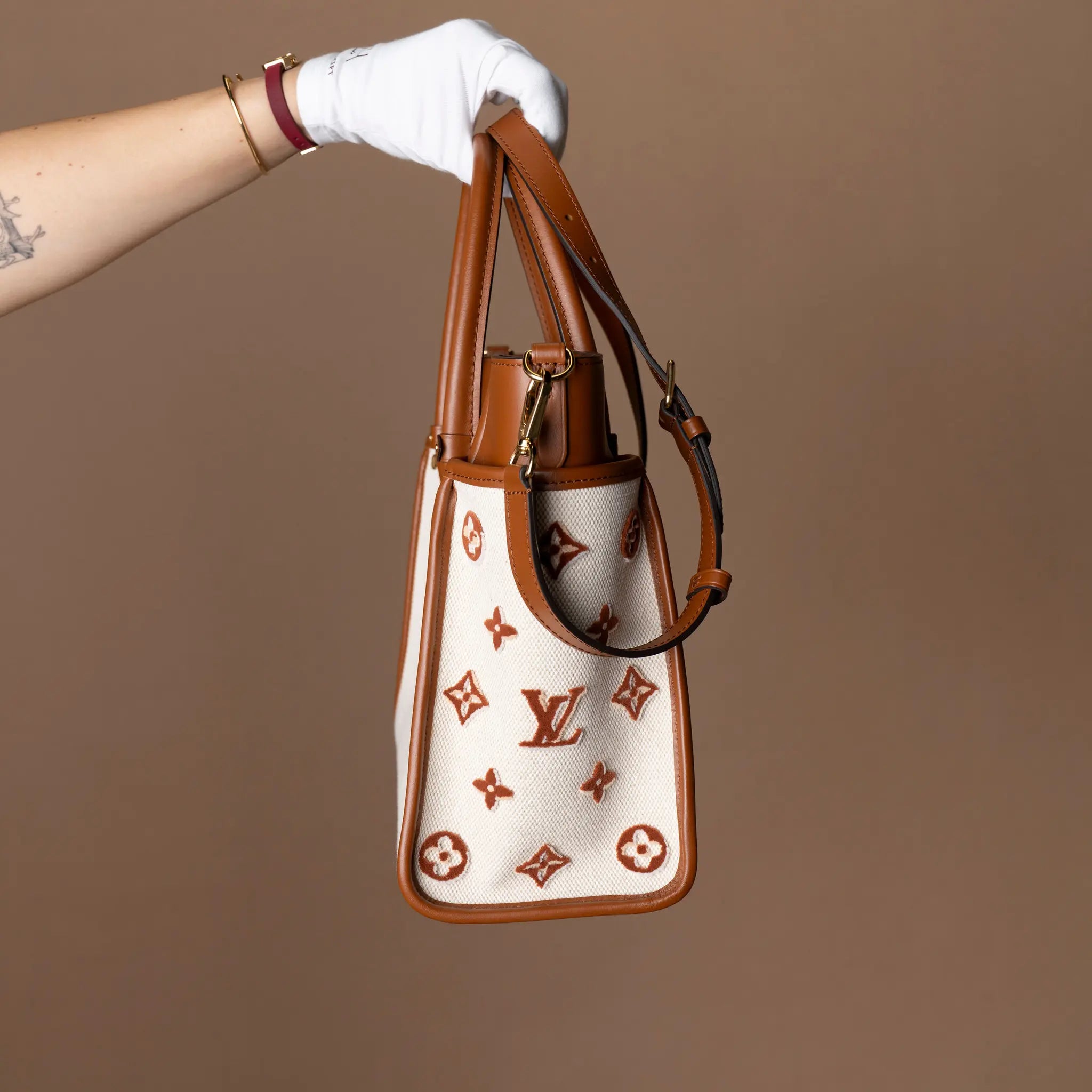 Louis Vuitton Monogram Canvas On My Side MM — Detail View