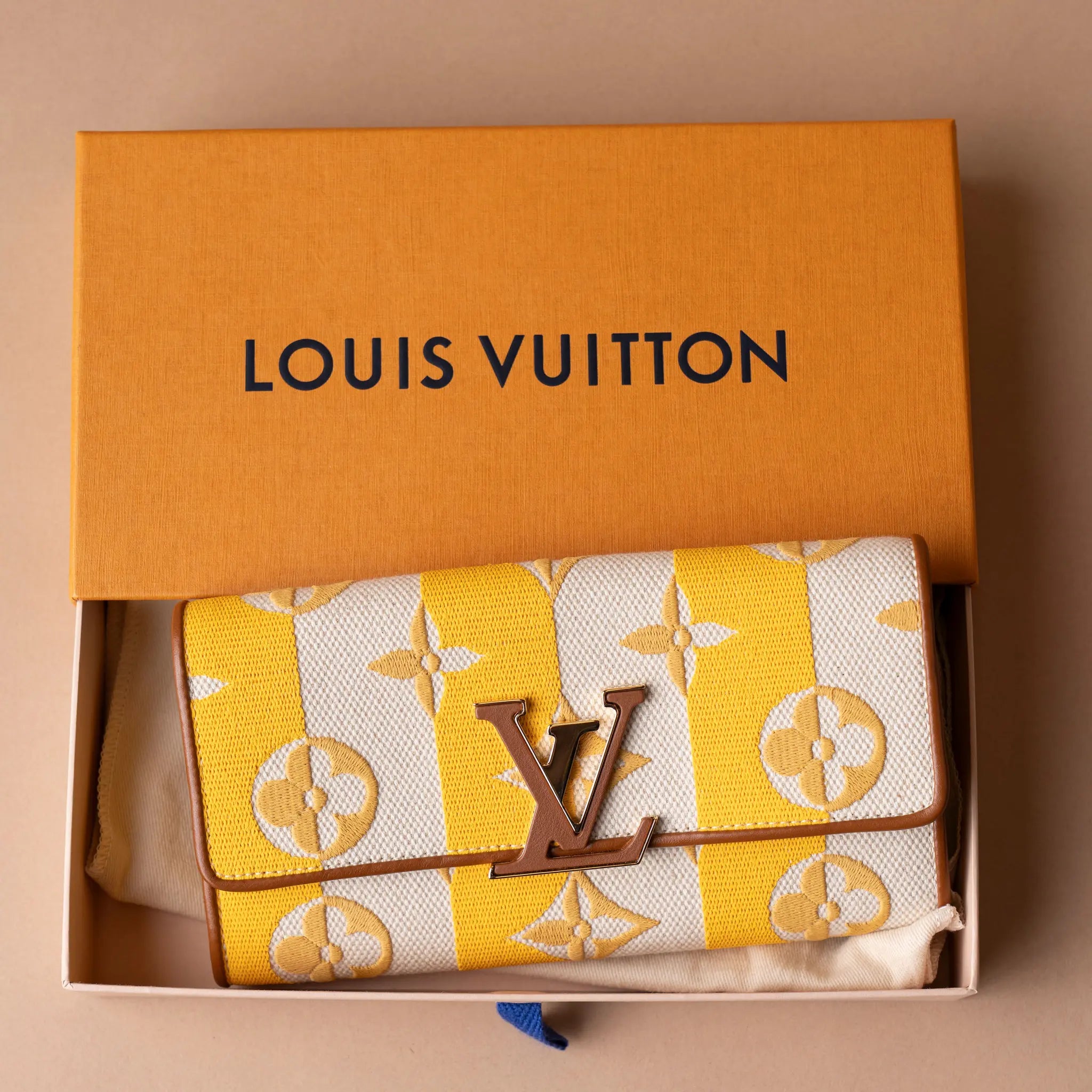 Louis Vuitton Monogram Canvas Portefeuille Capucines Long Wallet — Interior Detail