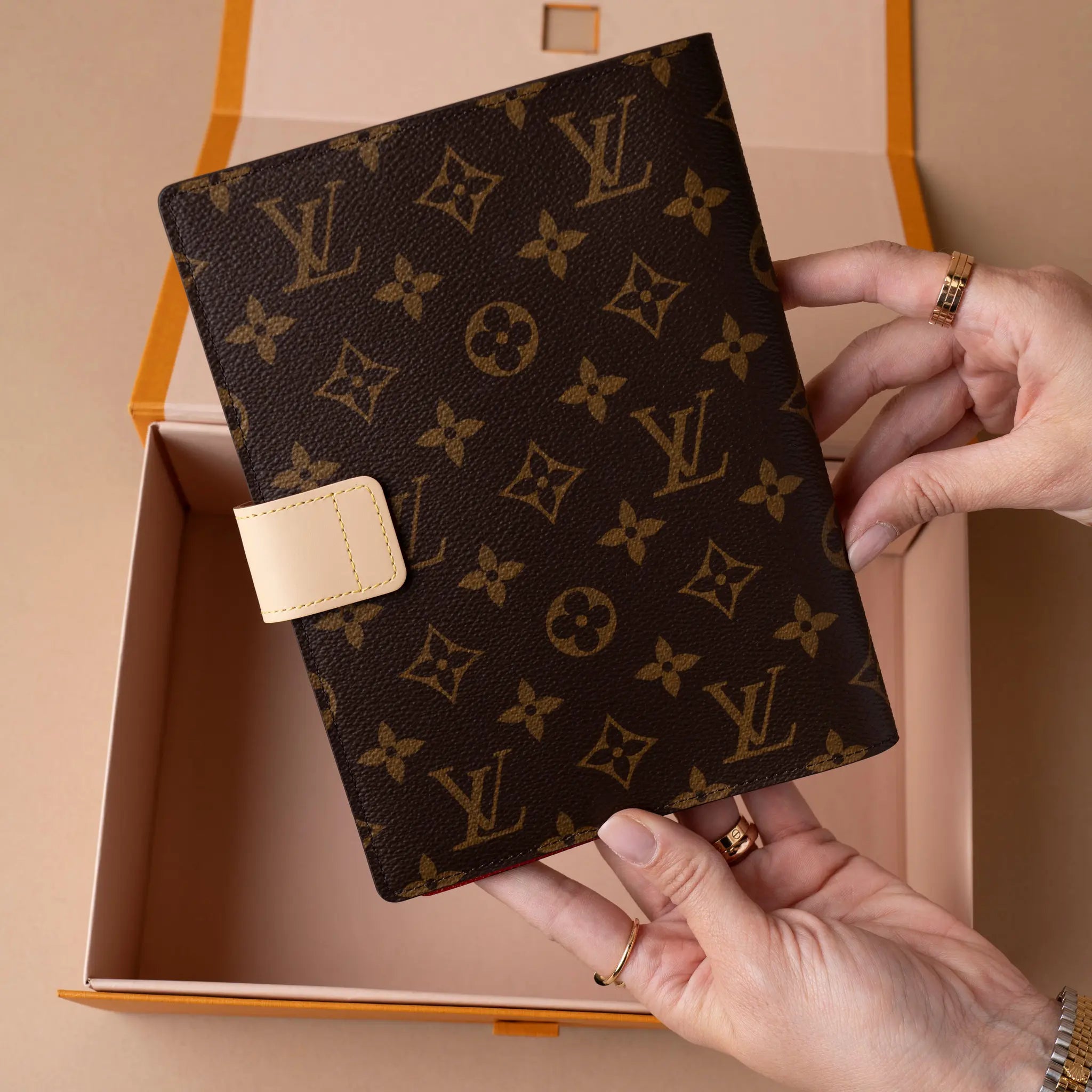 Louis Vuitton Monogram Capa Agenda — Front View