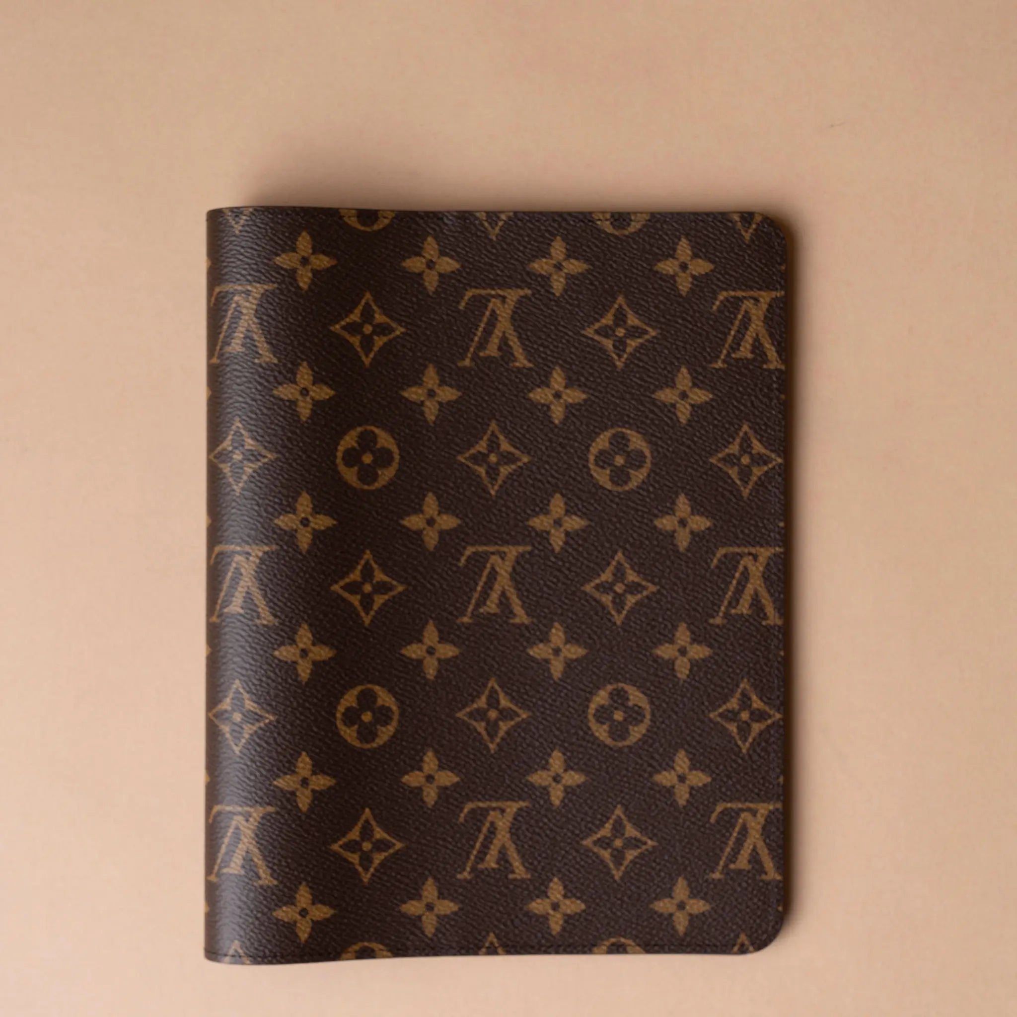 Louis Vuitton Monogram Capa Agenda Escritório — Featured Image