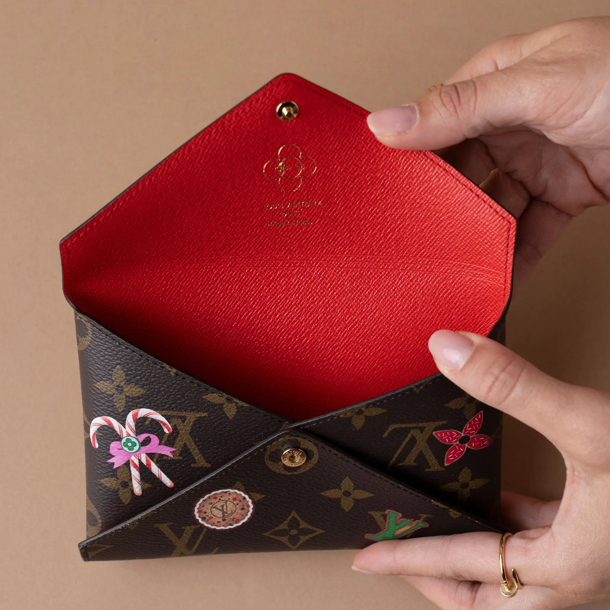 Louis Vuitton Monogram Carteira Edição Limitada — Side Profile