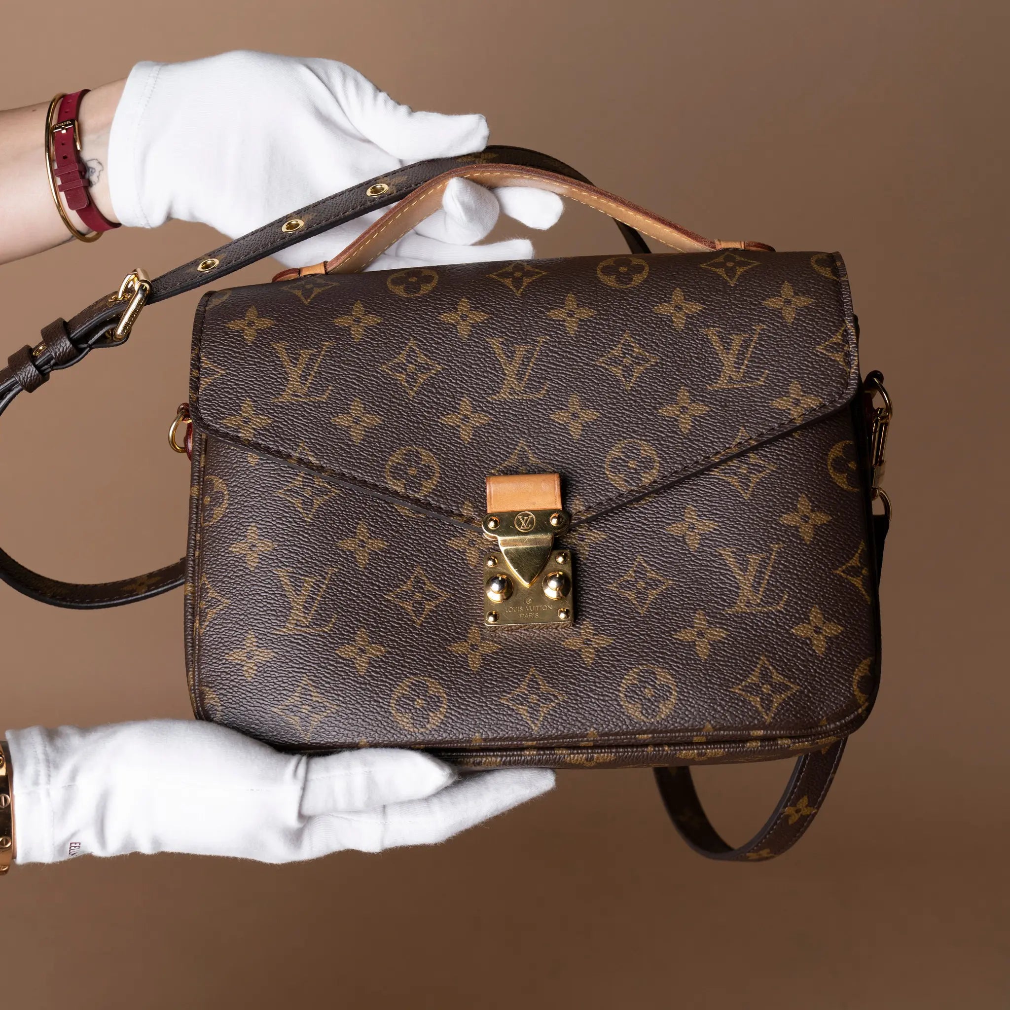 Louis Vuitton Monogram Metis Pochette — Close-up Detail