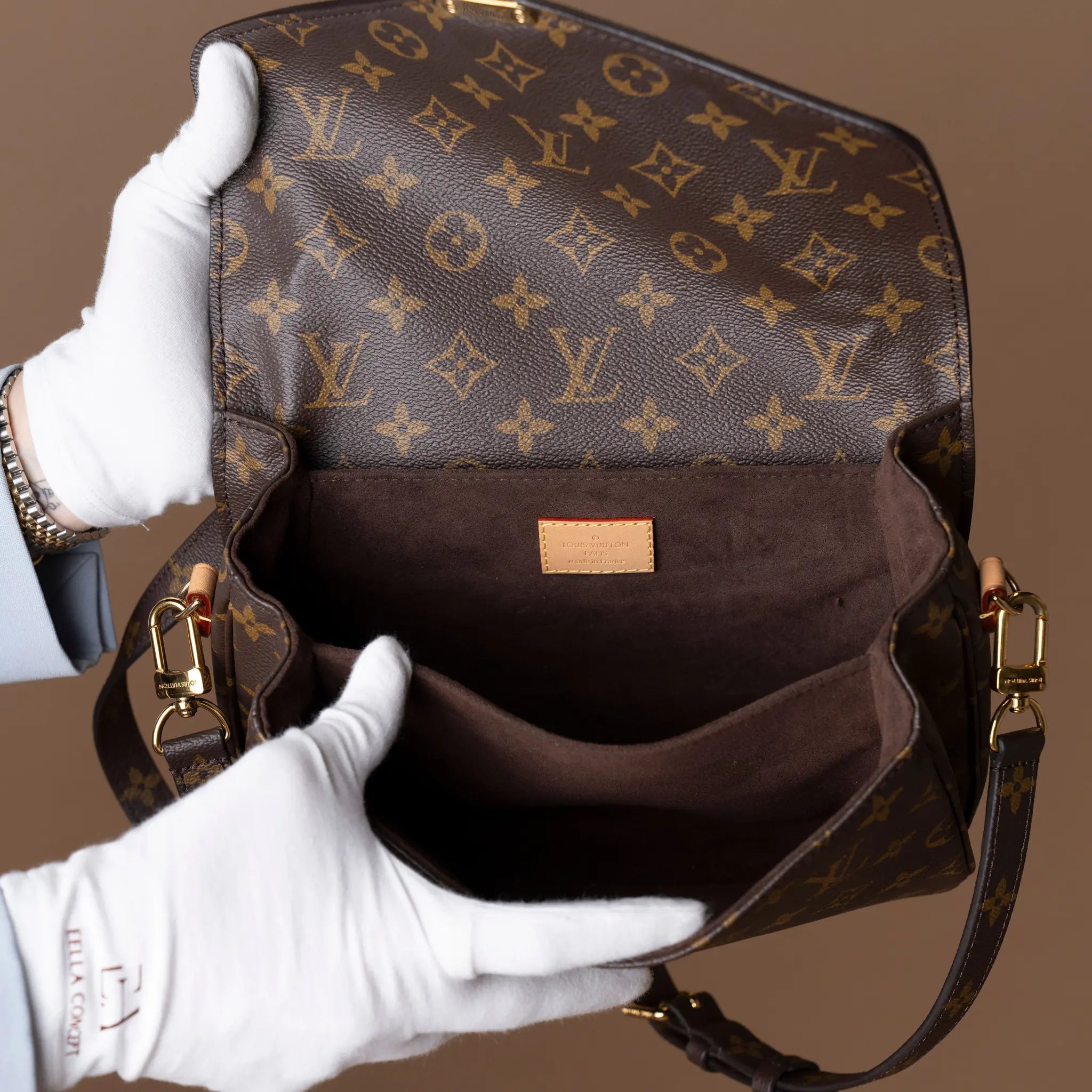 Louis Vuitton Monogram Pochette Metis — Close-up Detail