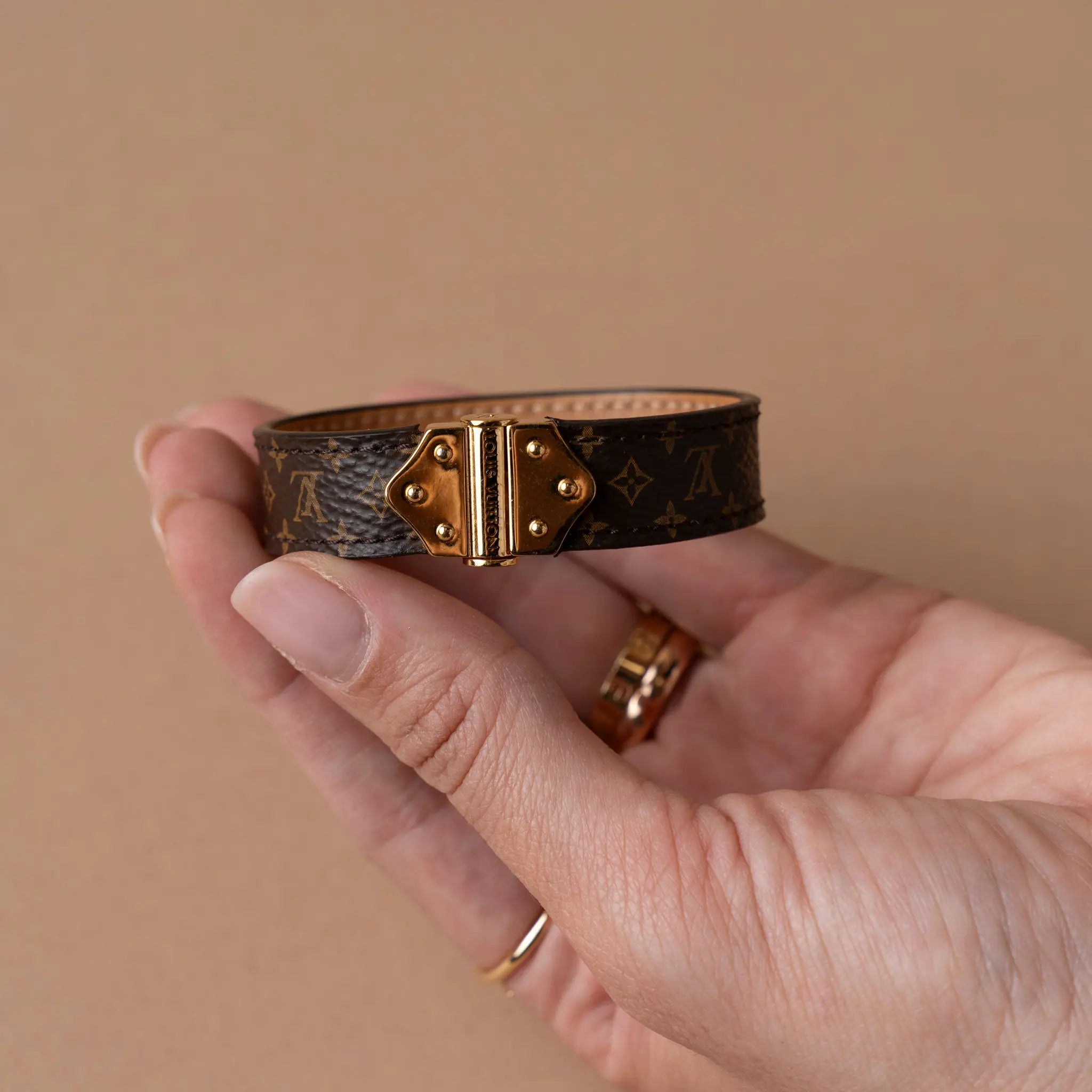 Louis Vuitton Monogram Pulseira — Back View
