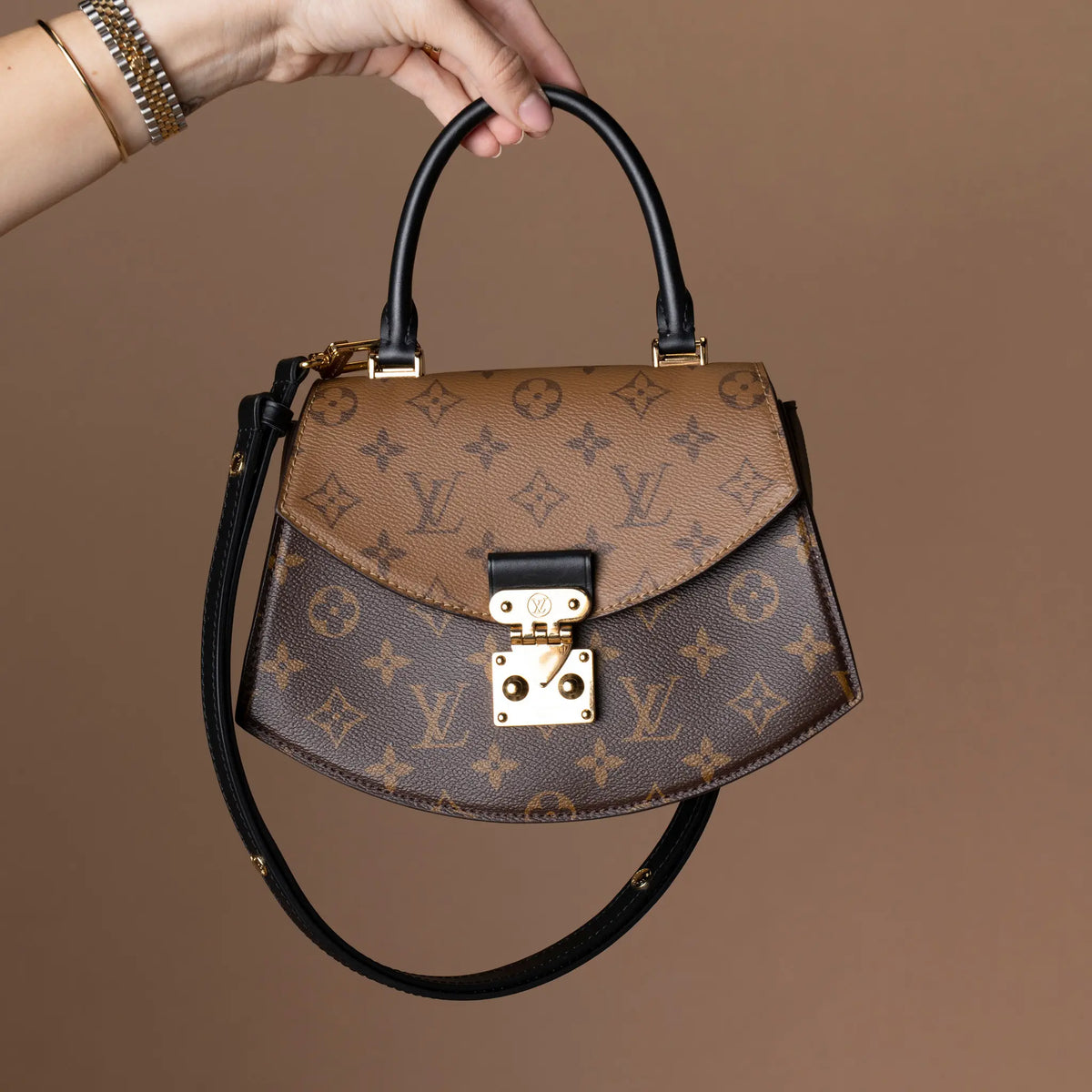 Louis Vuitton Monogram Reverse Tilsitt — Featured Image