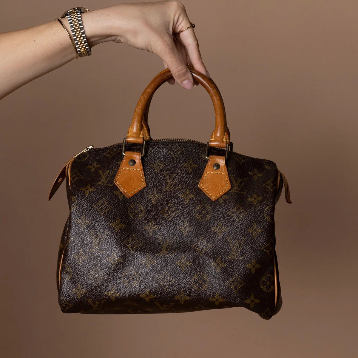 Louis Vuitton Monogram Speedy 25 — Featured Image