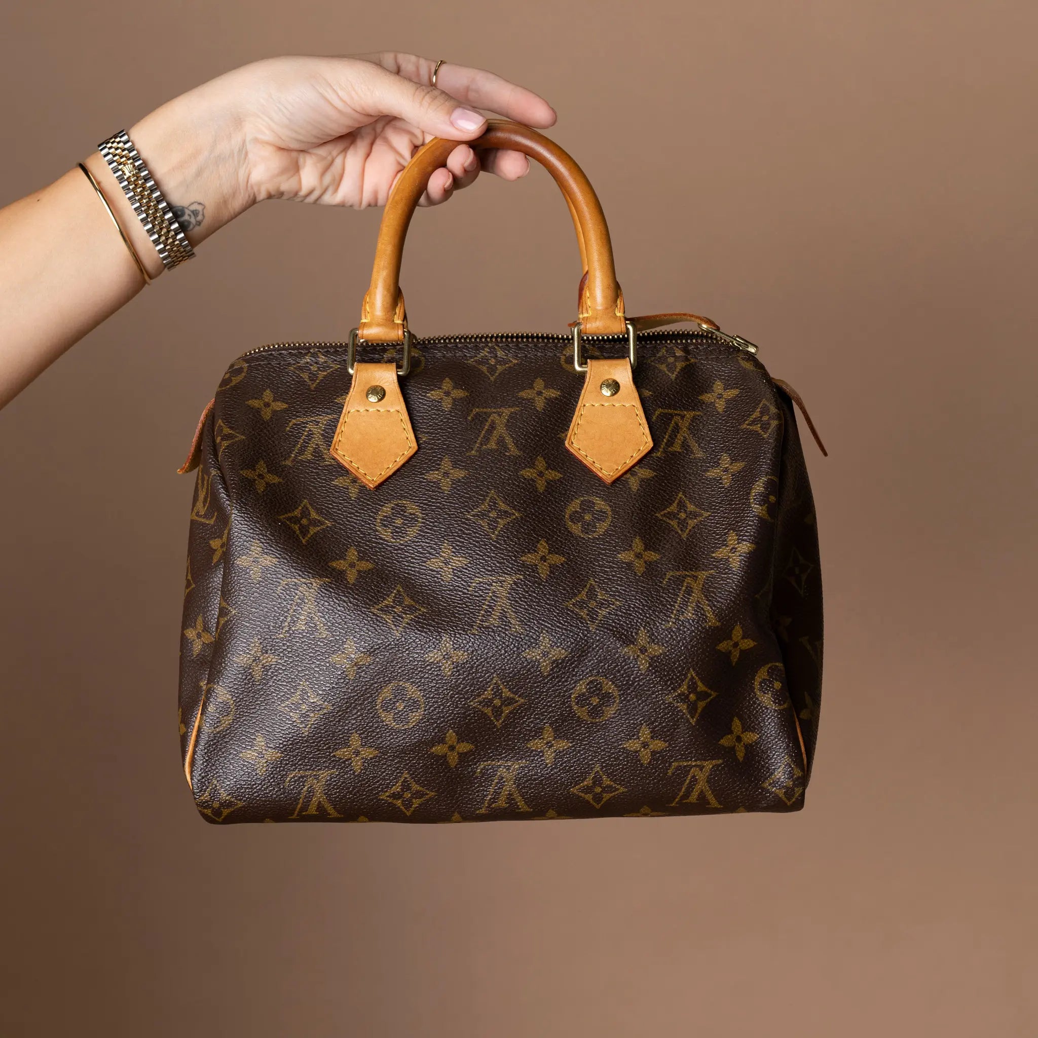 Louis Vuitton Monogram Speedy 25 — Featured Image