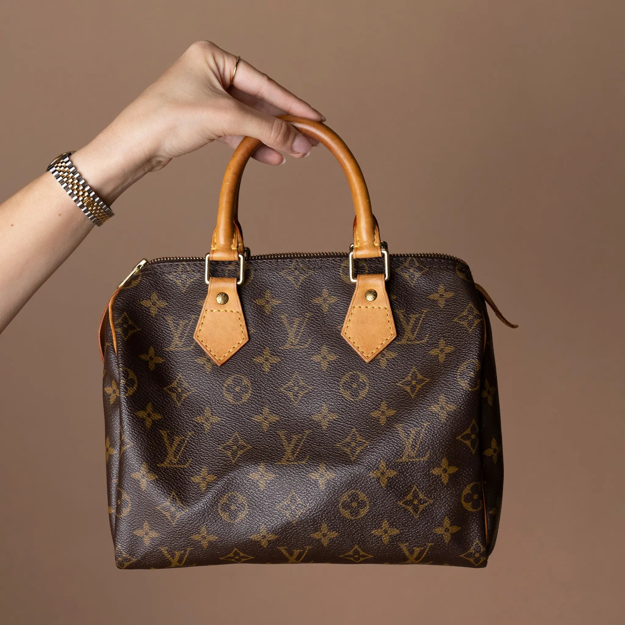 Louis Vuitton Monogram Speedy 25 — Featured Image