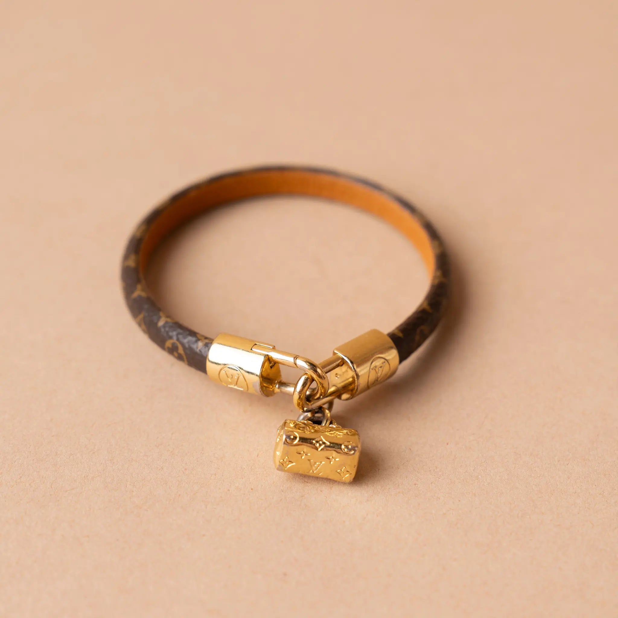 Louis Vuitton Pulseira Speedy Charm — Front View