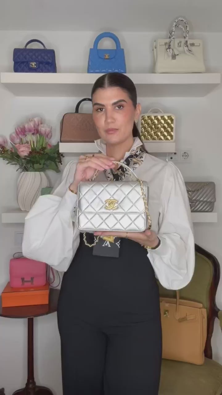 Chanel Mini Metallic Lambskin Top Handle Flap — Vídeo