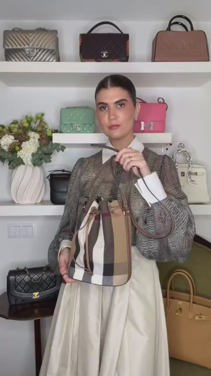 Burberry House Check Small Bucket Bag — Vídeo