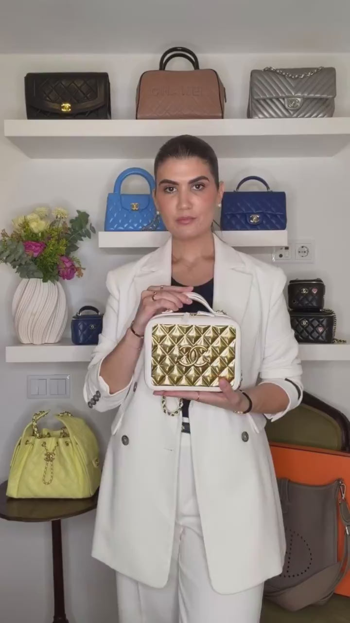Chanel Medium Lambskin Golden Plate Vanity Case — Vídeo