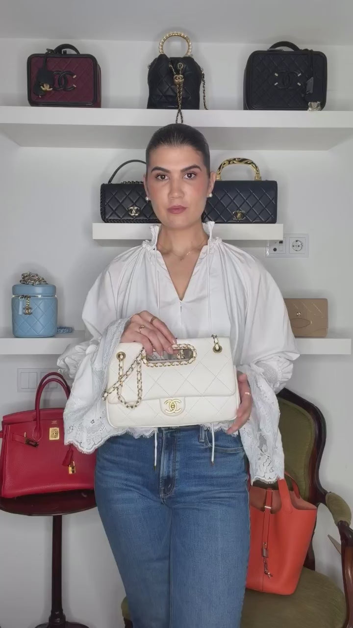 Chanel Medium Quilted Lambskin A Real Catch Flap — Vídeo
