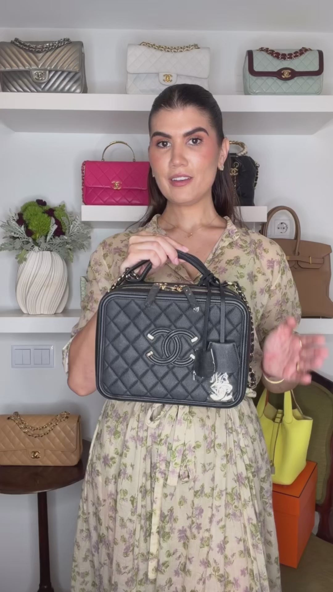 Chanel Large Caviar CC Filigree Vanity Case — Vídeo