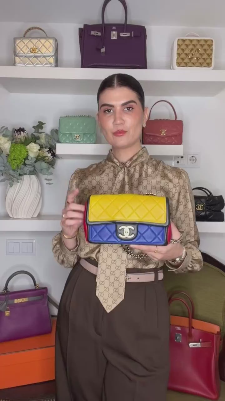 Chanel Mini Tricolor Lambskin Graphic Flap — Vídeo