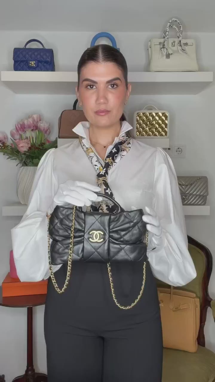 Chanel Shiny Lambskin Bow Bag — Vídeo