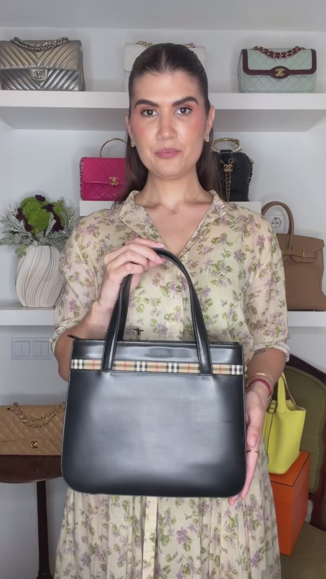Burberry House Check Trimmed Leather Handbag — Vídeo