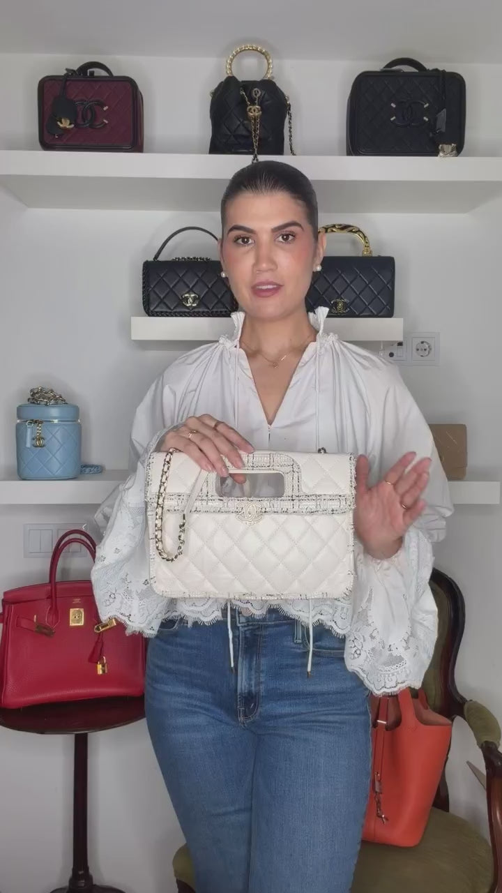 Chanel CC Tweed Trimmed Quilted Aged Calfskin Cutout Handle Bag — Vídeo